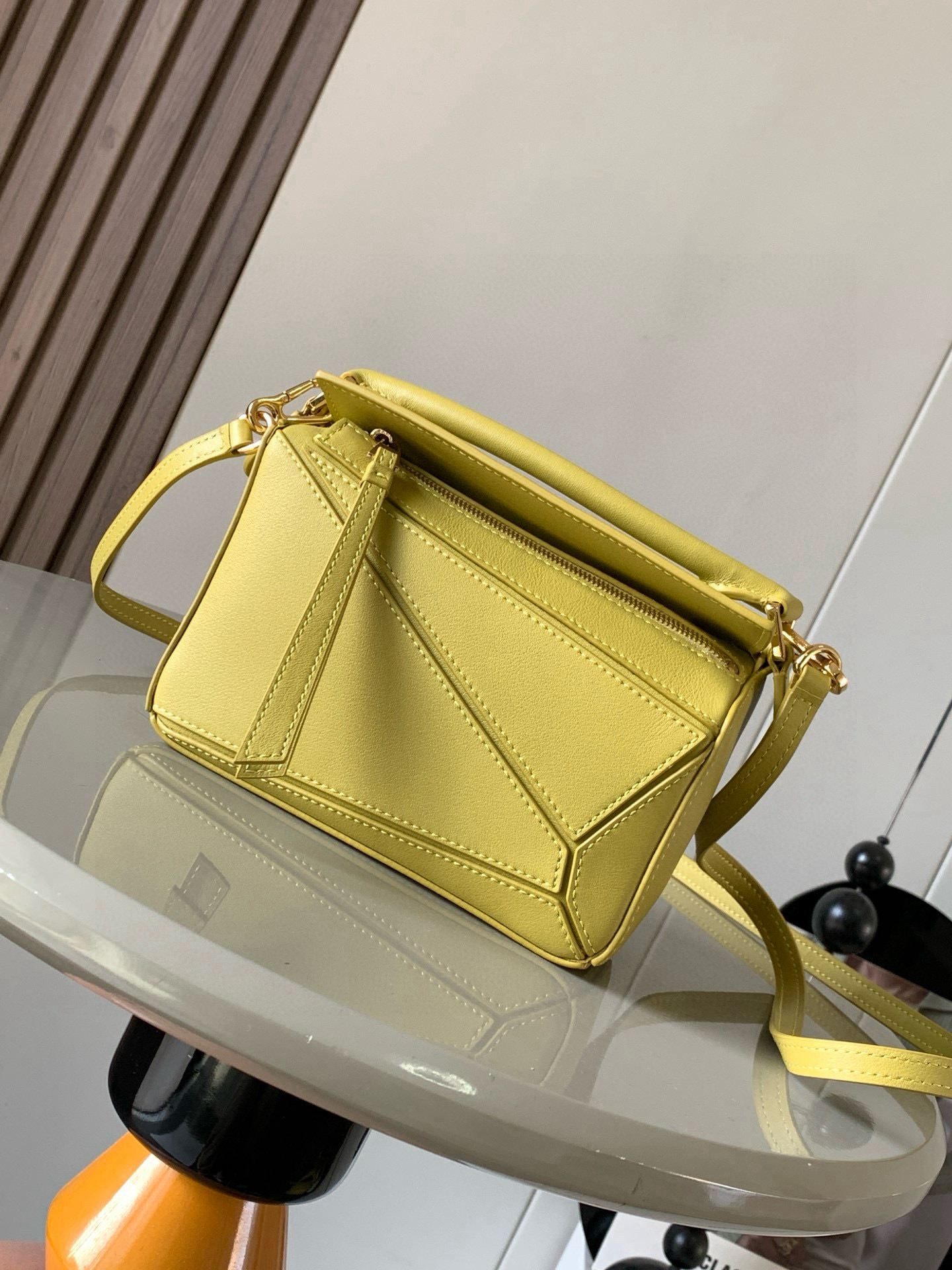 NO:394816,The popular geometric bag mini 18CM original imported Napa calfskin Puzzle handbag is the creative director Jonathan.  Anderson has created the unique geometric lines of Puzzle for the first handbag rectangular shape and precise cutting technology for L0EWE. This mini version is made of classic cowhide leather. The mini Puzzle can accommodate, for example, a small vertical wallet, most sized mobile phones (up to 6.1 inches) and sunglasses case crossbody, shoulder, hand hold or top carry. The weight of the removable shoulder strap bag is almost ignored. It is practical to stir-fry chicken, and it is used to install a mobile phone with a small wallet lipstick powder when you go out. It has no cumbersome feeling, and life is easy and pleasant from now on (the xs, plus are all ok) Size 18~12.5~8CM Model number 9016 Color bright ochre yellow, Luo Yiwei, loewe, wallets, cowhide19860909爆款几何包迷你18CM原厂进口纳帕小牛皮Puzzle手袋是创意总监乔纳森．安德森为 L0EWE 推出的首款手提包长方体形状和精确的切割技术创造了 Puzzle 独特的几何线条.这个迷你版本采用经典牛皮革制成迷你 Puzzle 可以容纳例如一只小号垂直钱包、大多数尺寸的手机（最大6.1英寸）和太阳镜盒斜挎、肩背、手拿或顶部提手携带.可拆卸肩带包包自身重量几乎忽略,炒鸡实用,出门装手机小钱包口红粉饼,毫无累赘感,轻松愉快人生从此开启(你们最关心的xs,plus都ok哈） 尺寸18～12.5～8CM 款号9016 颜色明赭黄,罗意威,loewe,wallets,cowhide,Bag