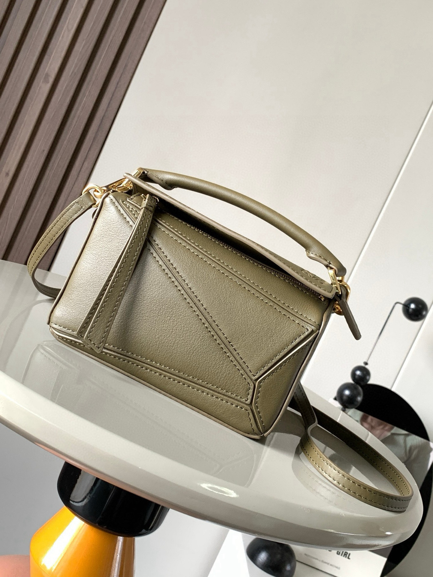 NO:394818,The popular geometric bag mini 18CM original imported Napa calfskin Puzzle handbag is the creative director Jonathan.  Anderson's first handbag rectangular shape and precise cutting technology for L0EWE created Puzzle's unique geometric lines. This mini version is made of classic cowhide leather. The mini Puzzle can accommodate, for example, a small vertical wallet, most sized mobile phones (up to 6.1 inches) and sunglasses case crossbody, shoulder, hand hold or top carry. The weight of the removable shoulder strap bag is almost ignored. It is practical to stir-fry chicken, and it is used to install a mobile phone with a small wallet lipstick powder when you go out. It has no cumbersome feeling, and life is easy and pleasant from now on (the xs, plus you care most about is OK) Size 18~12.5~8CM Model number 9016 Color khaki green plain paper, Loewe, wallets, cowhide19860909爆款几何包迷你18CM原厂进口纳帕小牛皮Puzzle手袋是创意总监乔纳森．安德森为 L0EWE 推出的首款手提包长方体形状和精确的切割技术创造了 Puzzle 独特的几何线条.这个迷你版本采用经典牛皮革制成迷你 Puzzle 可以容纳例如一只小号垂直钱包、大多数尺寸的手机（最大6.1英寸）和太阳镜盒斜挎、肩背、手拿或顶部提手携带.可拆卸肩带包包自身重量几乎忽略,炒鸡实用,出门装手机小钱包口红粉饼,毫无累赘感,轻松愉快人生从此开启(你们最关心的xs,plus都ok哈） 尺寸18～12.5～8CM 款号9016 颜色卡其绿平纹,罗意威,loewe,wallets,cowhide,Bag