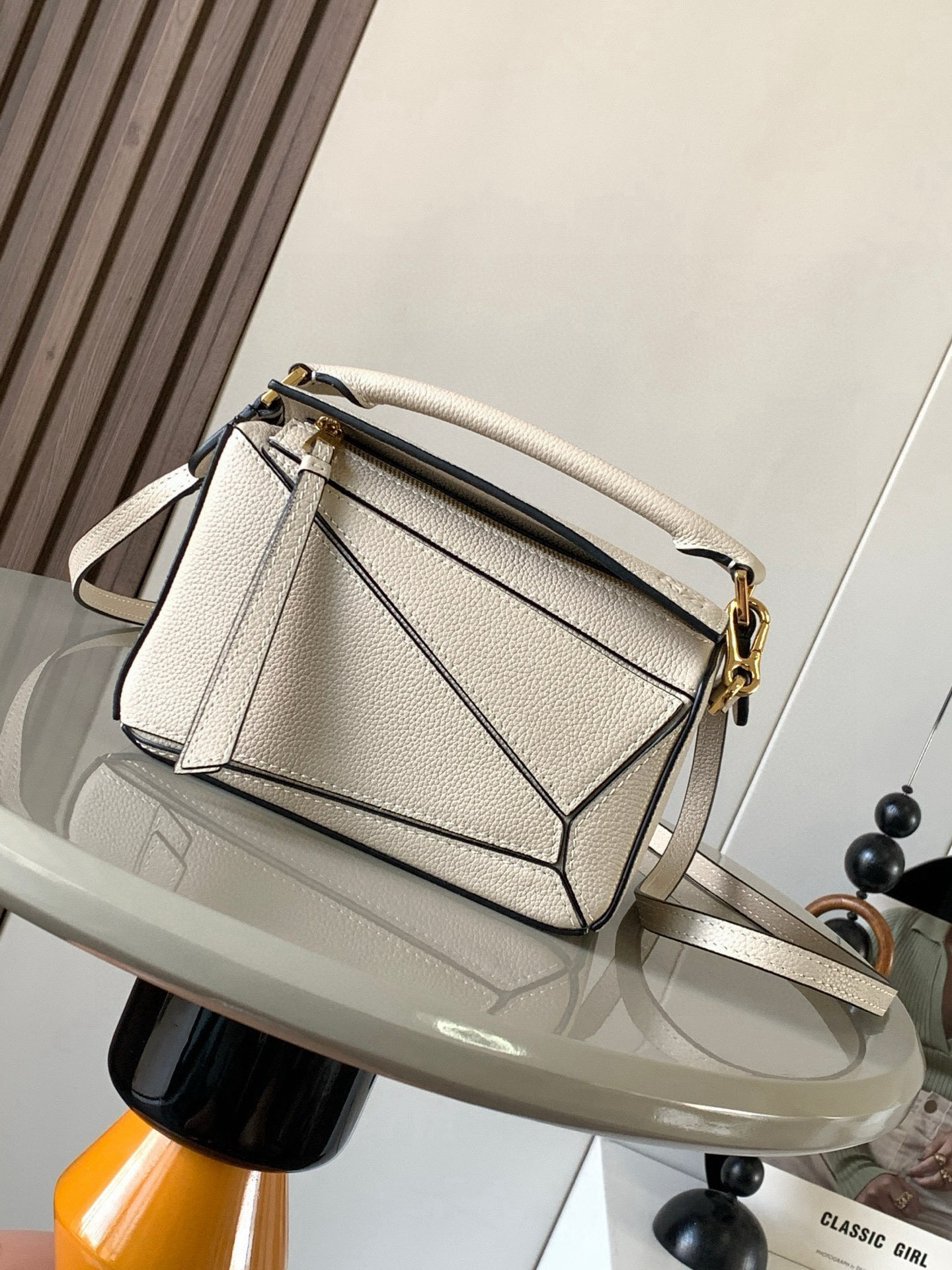 NO:394826,The popular geometric bag mini 18CM original imported Napa calfskin Puzzle handbag is the creative director Jonathan.  Anderson has created Puzzle's unique geometric lines for the first handbag rectangular shape and precise cutting technology for L0EWE. This mini version is made of classic cowhide leather. The mini Puzzle can accommodate, for example, a small vertical wallet, most sized mobile phones (up to 6.1 inches) and sunglasses case crossbody, shoulder, hand hold or top carry. The weight of the removable shoulder strap bag is almost ignored. It is practical to stir-fry chicken, and it is used to install a mobile phone with a small wallet lipstick powder when you go out. It has no cumbersome feeling, and life is easy and pleasant from now on (the xs, plus you care most about is OK) Size 18~12.5~8CM Model number 9016 Color milk tea white, Luo Yiwei, loewe, wallets, cowhide19860909爆款几何包迷你18CM原厂进口纳帕小牛皮Puzzle手袋是创意总监乔纳森．安德森为 L0EWE 推出的首款手提包长方体形状和精确的切割技术创造了 Puzzle 独特的几何线条.这个迷你版本采用经典牛皮革制成迷你 Puzzle 可以容纳例如一只小号垂直钱包、大多数尺寸的手机（最大6.1英寸）和太阳镜盒斜挎、肩背、手拿或顶部提手携带.可拆卸肩带包包自身重量几乎忽略,炒鸡实用,出门装手机小钱包口红粉饼,毫无累赘感,轻松愉快人生从此开启(你们最关心的xs,plus都ok哈） 尺寸18～12.5～8CM 款号9016 颜色奶茶白,罗意威,loewe,wallets,cowhide,Bag