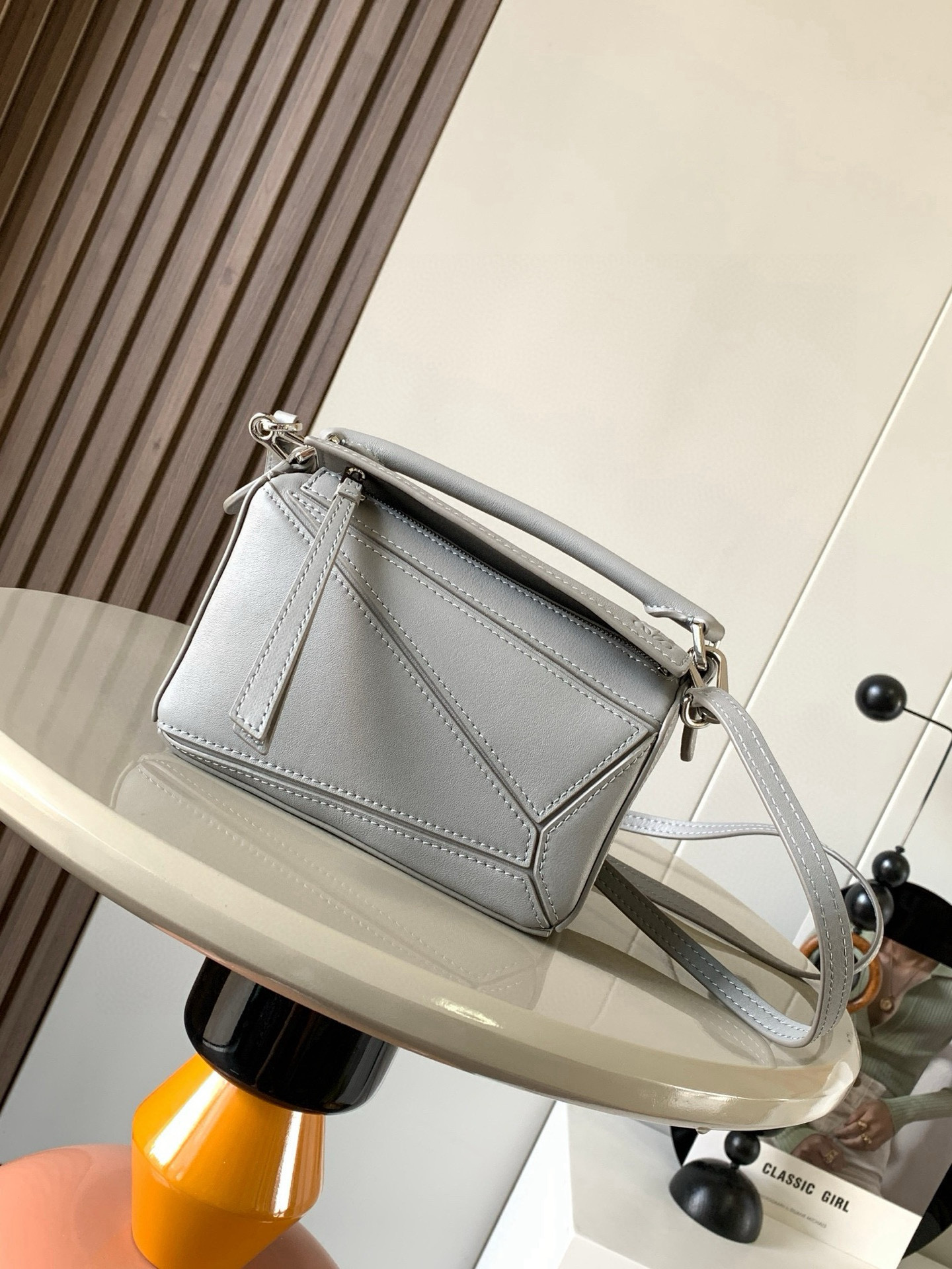 NO:394840,The popular geometric bag mini 18CM original imported Napa calfskin Puzzle handbag is the creative director Jonathan.  Anderson has created the Puzzle unique geometric lines for the first handbag rectangular shape and precise cutting technology for L0EWE. This mini version is made of classic cowhide leather. The mini Puzzle can accommodate, for example, a small vertical wallet, most sized mobile phones (up to 6.1 inches) and sunglasses case crossbody, shoulder, hand hold or top carry. The weight of the removable shoulder strap bag is almost ignored. It is practical to stir-fry chicken, and it is used to install a mobile phone with a small wallet lipstick powder when you go out. It has no cumbersome feeling, and life is easy and pleasant from now on (the xs, plus you care most about is OK) Size 18~12.5~8CM Model number 9016 Color pearlescent gray, Loewe, wallets, cowhide19860909爆款几何包迷你18CM原厂进口纳帕小牛皮Puzzle手袋是创意总监乔纳森．安德森为 L0EWE 推出的首款手提包长方体形状和精确的切割技术创造了 Puzzle 独特的几何线条.这个迷你版本采用经典牛皮革制成迷你 Puzzle 可以容纳例如一只小号垂直钱包、大多数尺寸的手机（最大6.1英寸）和太阳镜盒斜挎、肩背、手拿或顶部提手携带.可拆卸肩带包包自身重量几乎忽略,炒鸡实用,出门装手机小钱包口红粉饼,毫无累赘感,轻松愉快人生从此开启(你们最关心的xs,plus都ok哈） 尺寸18～12.5～8CM 款号9016 颜色珠光灰,罗意威,loewe,wallets,cowhide,Bag