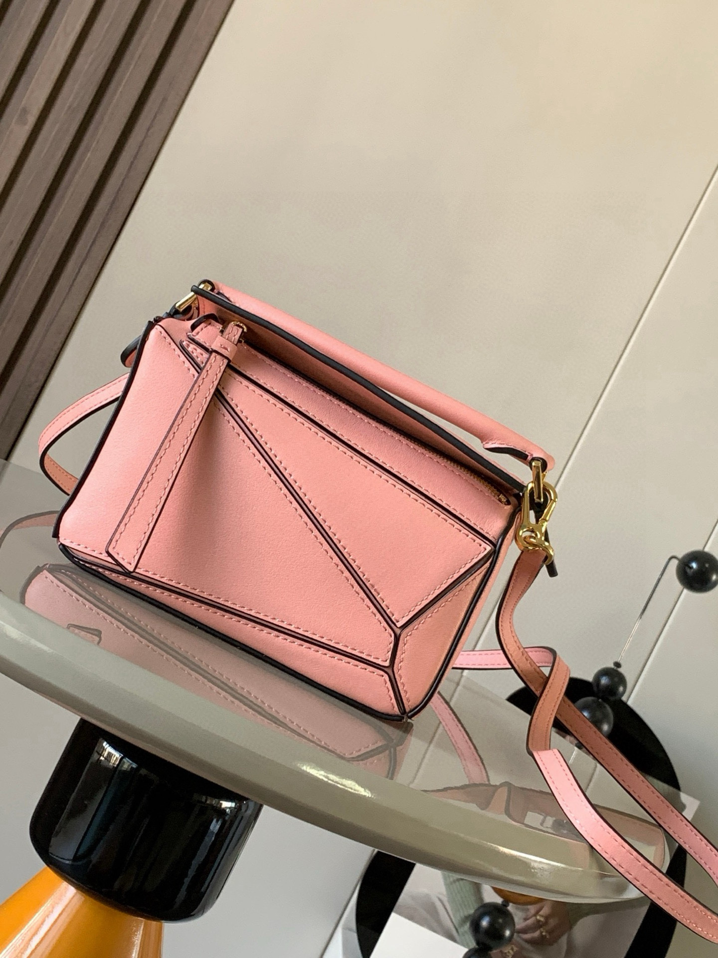 NO:394843,The popular geometric bag mini 18CM original imported Napa calfskin Puzzle handbag is the creative director Jonathan.  Anderson has created Puzzle's unique geometric lines for the first handbag rectangular shape and precise cutting technology for L0EWE. This mini version is made of classic cowhide leather. The mini Puzzle can accommodate, for example, a small vertical wallet, most sized mobile phones (up to 6.1 inches) and sunglasses case crossbody, shoulder, hand hold or top carry. The weight of the removable shoulder strap bag is almost ignored. It is practical to stir-fry chicken, and it is used to install a mobile phone wallet lipstick powder when you go out. It has no cumbersome feeling, and life is easy and pleasant from now on (the xs, plus you care most about is OK) Size 18~12.5~8CM Model number 9016 Color pink and plain patterns, Loewe, wallets, cowhide19860909爆款几何包迷你18CM原厂进口纳帕小牛皮Puzzle手袋是创意总监乔纳森．安德森为 L0EWE 推出的首款手提包长方体形状和精确的切割技术创造了 Puzzle 独特的几何线条.这个迷你版本采用经典牛皮革制成迷你 Puzzle 可以容纳例如一只小号垂直钱包、大多数尺寸的手机（最大6.1英寸）和太阳镜盒斜挎、肩背、手拿或顶部提手携带.可拆卸肩带包包自身重量几乎忽略,炒鸡实用,出门装手机小钱包口红粉饼,毫无累赘感,轻松愉快人生从此开启(你们最关心的xs,plus都ok哈） 尺寸18～12.5～8CM 款号9016 颜色嫩粉平纹,罗意威,loewe,wallets,cowhide,Bag