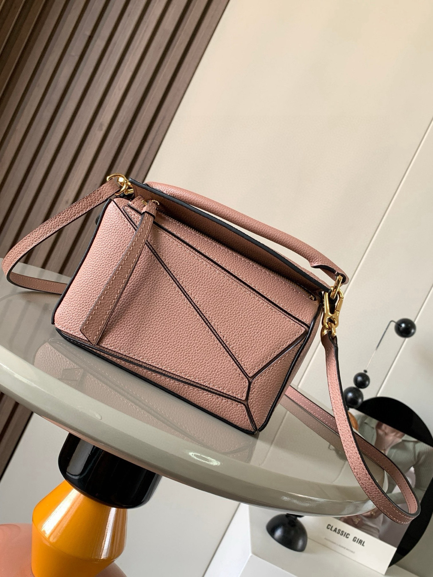 NO:394858,The popular geometric bag mini 18CM original imported Napa calfskin Puzzle handbag is the creative director Jonathan.  Anderson has created Puzzle's unique geometric lines for the first handbag rectangular shape and precise cutting technology for L0EWE. This mini version is made of classic cowhide leather. The mini Puzzle can accommodate, for example, a small vertical wallet, most sized mobile phones (up to 6.1 inches) and sunglasses case crossbody, shoulder, hand hold or top carry. The weight of the removable shoulder strap bag is almost ignored. It is practical to stir-fry chicken, and it is used to install a mobile phone with a small wallet lipstick powder when you go out. It has no cumbersome feeling, and life is easy and pleasant from now on (the xs, plus you care most about is OK) Size 18~12.5~8CM Model number 9016 Color full lying bean paste powder, Luo Yiwei, loewe, wallets, cowhide19860909爆款几何包迷你18CM原厂进口纳帕小牛皮Puzzle手袋是创意总监乔纳森．安德森为 L0EWE 推出的首款手提包长方体形状和精确的切割技术创造了 Puzzle 独特的几何线条.这个迷你版本采用经典牛皮革制成迷你 Puzzle 可以容纳例如一只小号垂直钱包、大多数尺寸的手机（最大6.1英寸）和太阳镜盒斜挎、肩背、手拿或顶部提手携带.可拆卸肩带包包自身重量几乎忽略,炒鸡实用,出门装手机小钱包口红粉饼,毫无累赘感,轻松愉快人生从此开启(你们最关心的xs,plus都ok哈） 尺寸18～12.5～8CM 款号9016 颜色全荔豆沙粉,罗意威,loewe,wallets,cowhide,Bag