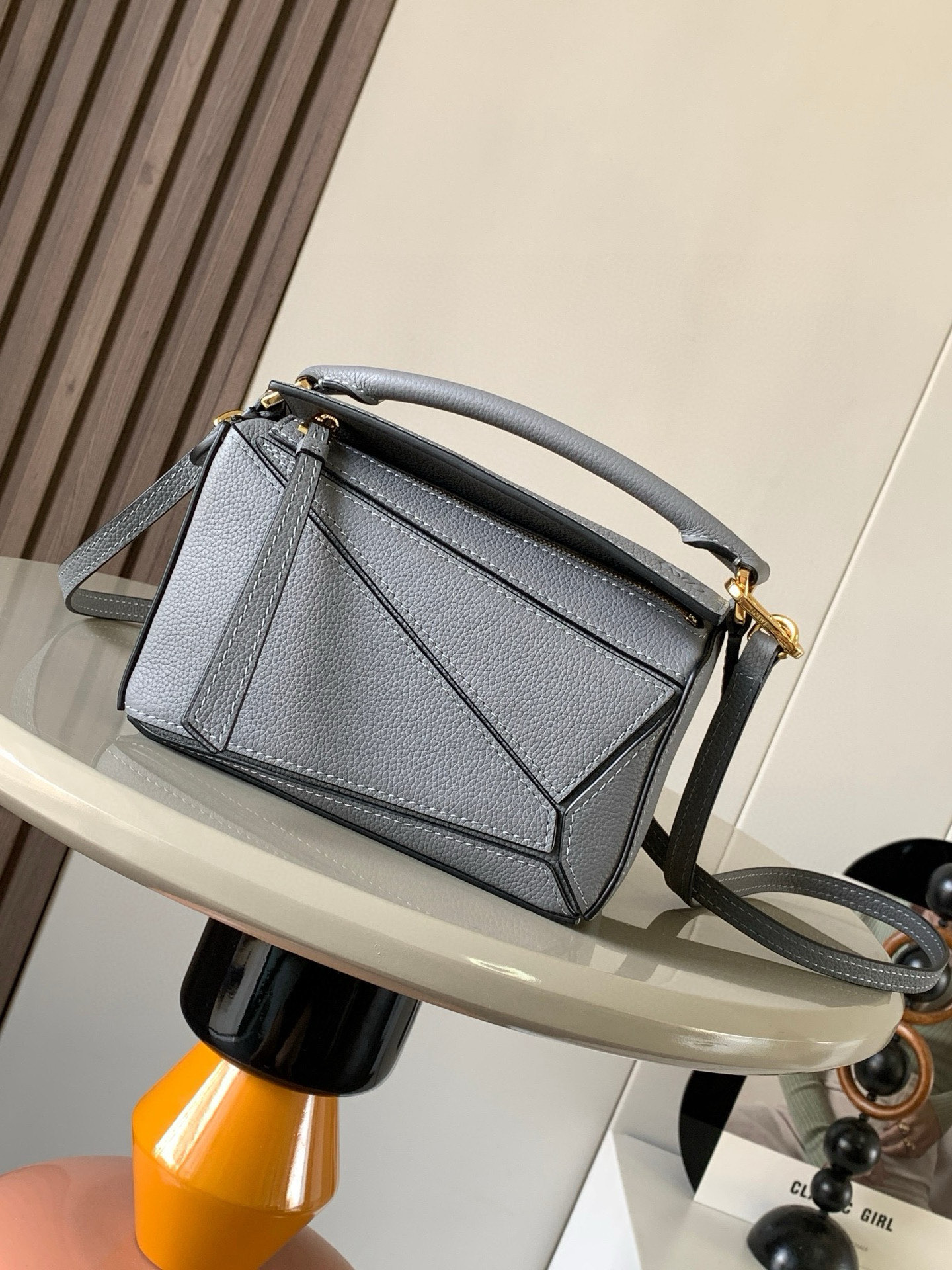 NO:394844,The popular geometric bag mini 18CM original imported Napa calfskin Puzzle handbag is the creative director Jonathan.  Anderson has created Puzzle's unique geometric lines for the first handbag rectangular shape and precise cutting technology for L0EWE. This mini version is made of classic cowhide leather. The mini Puzzle can accommodate, for example, a small vertical wallet, most sized mobile phones (up to 6.1 inches) and sunglasses case crossbody, shoulder, hand hold or top carry. The weight of the removable shoulder strap bag is almost ignored. It is practical to stir-fry chicken, and it is used to install a mobile phone with a small wallet lipstick powder when you go out. It has no cumbersome feeling, and life is easy and pleasant from now on (the xs, plus are all ok) Size 18~12.5~8CM Model number 9016 Color full lying asphalt gray, Luo Yiwei, loewe, wallets, cowhide19860909爆款几何包迷你18CM原厂进口纳帕小牛皮Puzzle手袋是创意总监乔纳森．安德森为 L0EWE 推出的首款手提包长方体形状和精确的切割技术创造了 Puzzle 独特的几何线条.这个迷你版本采用经典牛皮革制成迷你 Puzzle 可以容纳例如一只小号垂直钱包、大多数尺寸的手机（最大6.1英寸）和太阳镜盒斜挎、肩背、手拿或顶部提手携带.可拆卸肩带包包自身重量几乎忽略,炒鸡实用,出门装手机小钱包口红粉饼,毫无累赘感,轻松愉快人生从此开启(你们最关心的xs,plus都ok哈） 尺寸18～12.5～8CM 款号9016 颜色全荔沥青灰,罗意威,loewe,wallets,cowhide,Bag