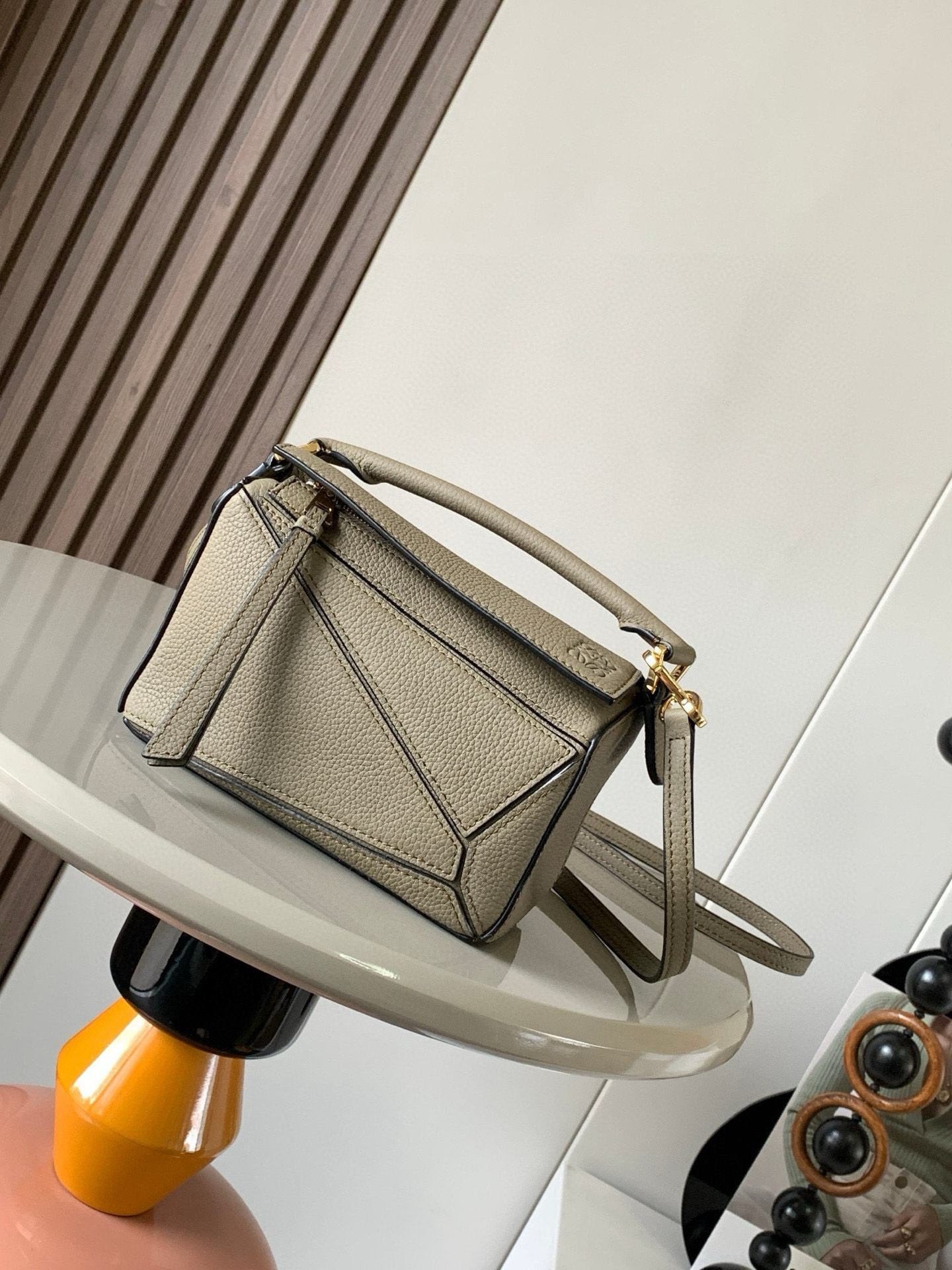 NO:394847,The popular geometric bag mini 18CM original imported Napa calfskin Puzzle handbag is the creative director Jonathan.  Anderson has created Puzzle's unique geometric lines for the first handbag rectangular shape and precise cutting technology for L0EWE. This mini version is made of classic cowhide leather. The mini Puzzle can accommodate, for example, a small vertical wallet, most sized mobile phones (up to 6.1 inches) and sunglasses case crossbody, shoulder, hand hold or top carry. The weight of the removable shoulder strap bag is almost ignored. It is practical to stir-fry chicken, and it is used to install a mobile phone wallet lipstick powder when you go out. It has no cumbersome feeling, and life is easy and pleasant from now on (the xs, plus you care most about is OK) Size 18~12.5~8CM Model number 9016 Color moss green, Loewe, wallets, cowhide19860909爆款几何包迷你18CM原厂进口纳帕小牛皮Puzzle手袋是创意总监乔纳森．安德森为 L0EWE 推出的首款手提包长方体形状和精确的切割技术创造了 Puzzle 独特的几何线条.这个迷你版本采用经典牛皮革制成迷你 Puzzle 可以容纳例如一只小号垂直钱包、大多数尺寸的手机（最大6.1英寸）和太阳镜盒斜挎、肩背、手拿或顶部提手携带.可拆卸肩带包包自身重量几乎忽略,炒鸡实用,出门装手机小钱包口红粉饼,毫无累赘感,轻松愉快人生从此开启(你们最关心的xs,plus都ok哈） 尺寸18～12.5～8CM 款号9016 颜色苔藓绿,罗意威,loewe,wallets,cowhide,Bag