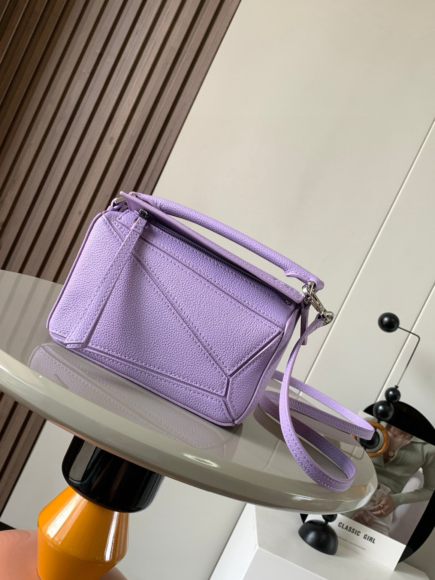 NO:394850,The popular geometric bag mini 18CM original imported Napa calfskin Puzzle handbag is the creative director Jonathan.  Anderson has created the Puzzle unique geometric lines for the first handbag rectangular shape and precise cutting technology for L0EWE. This mini version is made of classic cowhide leather. The mini Puzzle can accommodate, for example, a small vertical wallet, most sized mobile phones (up to 6.1 inches) and sunglasses case crossbody, shoulder, hand hold or top carry. The weight of the removable shoulder strap bag is almost ignored. It is practical to stir-fry chicken, and it is used to install a mobile phone wallet lipstick powder when you go out. It has no cumbersome feeling, and life is easy and pleasant from now on (the xs, plus are all ok) Size 18~12.5~8CM Model number 9016 Color light purple, Loewe, wallets, cowhide19860909爆款几何包迷你18CM原厂进口纳帕小牛皮Puzzle手袋是创意总监乔纳森．安德森为 L0EWE 推出的首款手提包长方体形状和精确的切割技术创造了 Puzzle 独特的几何线条.这个迷你版本采用经典牛皮革制成迷你 Puzzle 可以容纳例如一只小号垂直钱包、大多数尺寸的手机（最大6.1英寸）和太阳镜盒斜挎、肩背、手拿或顶部提手携带.可拆卸肩带包包自身重量几乎忽略,炒鸡实用,出门装手机小钱包口红粉饼,毫无累赘感,轻松愉快人生从此开启(你们最关心的xs,plus都ok哈） 尺寸18～12.5～8CM 款号9016 颜色浅紫,罗意威,loewe,wallets,cowhide,Bag