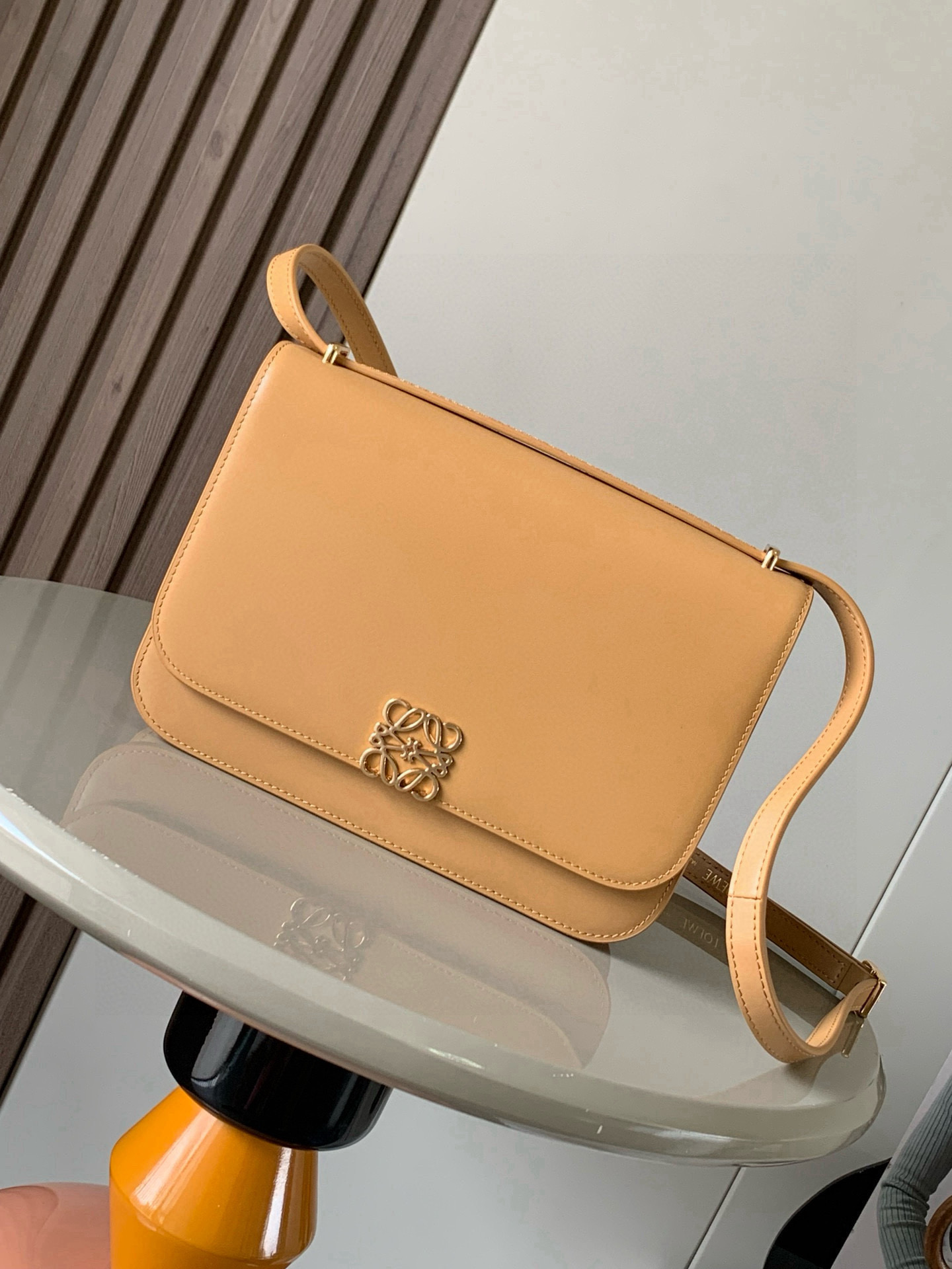NO:394859,Goya Silk Cowhide Leather Handbag Goya is a compact bag, for its size, the handbag is very well organized and simple. The Anagram seal and bright colors are in sharp contrast with its sharp graphic simplicity. It uses exquisite silk cowhide hand-made lining to soft Napa sheepskin. It is the ultimate expression of exquisite craftsmanship. The shoulders are adjustable straps * Magnetic buckles * Four internal pockets, including a zipper pocket and a snap-bar pocket * One external pocket * Napa sheepskin lining * The shoulder strap is embossed with metal embossed LOEWE logo Lining sheepskin / cowhide Size 22.5cm ~ 7.5cm ~ 15cm Model number 9067 Color warm sand yellow, Loewe, loewe, loewe, cowhide, sheepskin19860909Goya丝绸牛皮革手袋Goya 是一款结构紧凑的包袋,对于其尺寸来说,手袋组织得非常到位简洁的 Anagram 封口和鲜艳的色彩与其锐利的图形简约感形成鲜明的对比它采用精美的丝绸牛皮革手工制作衬里为柔软纳帕羊皮革它是精湛工艺的终极体现肩背＊可调节肩带＊磁扣＊四个内部口袋,包括一个拉链口袋和一个按扣口袋＊一个外部口袋＊纳帕羊皮革衬里＊肩带上饰有金属压纹 LOEWE 标志 里料羊皮革／牛皮革 尺寸22.5cm～7.5cm～15cm 款号9067 颜色暖沙黄,罗意威,loewe,loewe,cowhide,sheepskin,Bag
