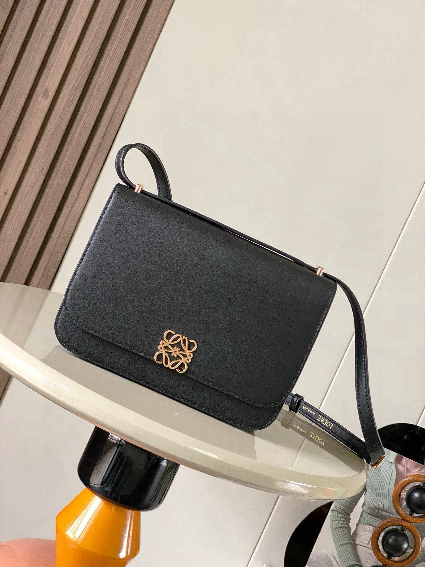 NO:394839,Goya Silk Cowhide Leather Handbag Goya is a compact bag, for its size, the handbag is very well organized and simple. The Anagram closure and bright colors are in sharp contrast with its sharp graphic simplicity. It uses exquisite silk cowhide hand-made lining to soft Napa sheepskin. It is the ultimate expression of exquisite craftsmanship. Shoulder back* Adjustable shoulder straps*Magnetic buckle*Four internal pockets, including a zipper pocket and a snap-bar pocket*One external pocket*Napa sheepskin lining*The shoulder strap is embossed with metal embossed LOEWE logo Lining sheepskin/coated leather Size 22.5cm~7.5cm~15cm Model No. 9067 Color black, Loewe, loewe, loewe, cowhide, sheepskin19860909Goya丝绸牛皮革手袋Goya 是一款结构紧凑的包袋,对于其尺寸来说,手袋组织得非常到位简洁的 Anagram 封口和鲜艳的色彩与其锐利的图形简约感形成鲜明的对比它采用精美的丝绸牛皮革手工制作衬里为柔软纳帕羊皮革它是精湛工艺的终极体现＊肩背＊可调节肩带＊磁扣＊四个内部口袋,包括一个拉链口袋和一个按扣口袋＊一个外部口袋＊纳帕羊皮革衬里＊肩带上饰有金属压纹 LOEWE 标志 里料羊皮革／牛皮革 尺寸22.5cm～7.5cm～15cm 款号9067 颜色黑色,罗意威,loewe,loewe,cowhide,sheepskin,Bag