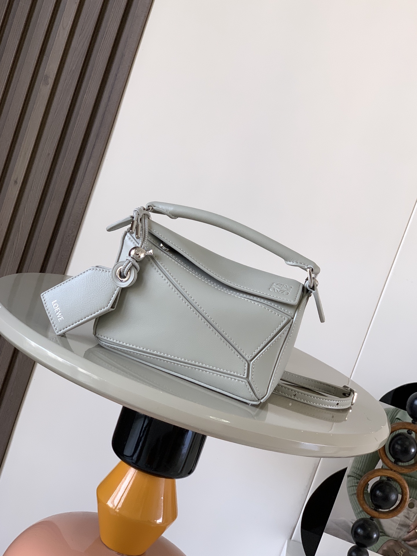 NO:394854,New version of geometric bag mini Napa sheep leather Featherlight Puzzle handbag, original imported Napa calf leather outlines rectangular shape with unique geometric lines. Soft and lightweight Napa leather injects casual and lazy style into the handbag.* shoulder-mounted, cross-body or portable* removable adjustable shoulder straps with rotary snaps* zipper closure, articulated zipper head* one external zipper rear pocket, one internal insert bag* removable, decorated with secret pockets and balloon dice* rectangular metal foot nails* This small version is made of soft Napa calf leather* Small Puzzle can accommodate, for example, a large wallet, all sizes of cell phones and sunglasses with oblique, shoulder-back, hand-holding or top handle carrying* removable Color Space Gray Model No. 9098  Size 18CM~12.5CM~7.5CM, Loewe, wallets, cowhide, sheepskin19860909新版本几何包迷你纳帕羊皮革 Featherlight Puzzle 手袋, 原厂进口纳帕小牛皮以别具一格的几何线条勾勒长方体造型.柔软轻盈的纳帕皮革为手袋注入随性慵懒的风格.*可肩背、斜挎或手提*可拆卸可调节肩带,饰有旋转卡扣*拉链开合,铰接式拉链头*一个外部拉链后袋,一个内部插袋*可拆卸,饰有隐秘口袋和气球骰子*长方形金属脚钉*这个小尺寸版本采用柔软纳帕小牛皮革制成＊小号Puzzle 可以容纳例如一只大号钱包所有尺寸的手机和太阳镜斜、肩背、手拿或顶部提手携带＊可拆卸 颜色太空灰 款号9098 尺寸18CM～12.5CM～7.5CM,罗意威,loewe,wallets,cowhide,sheepskin,Bag