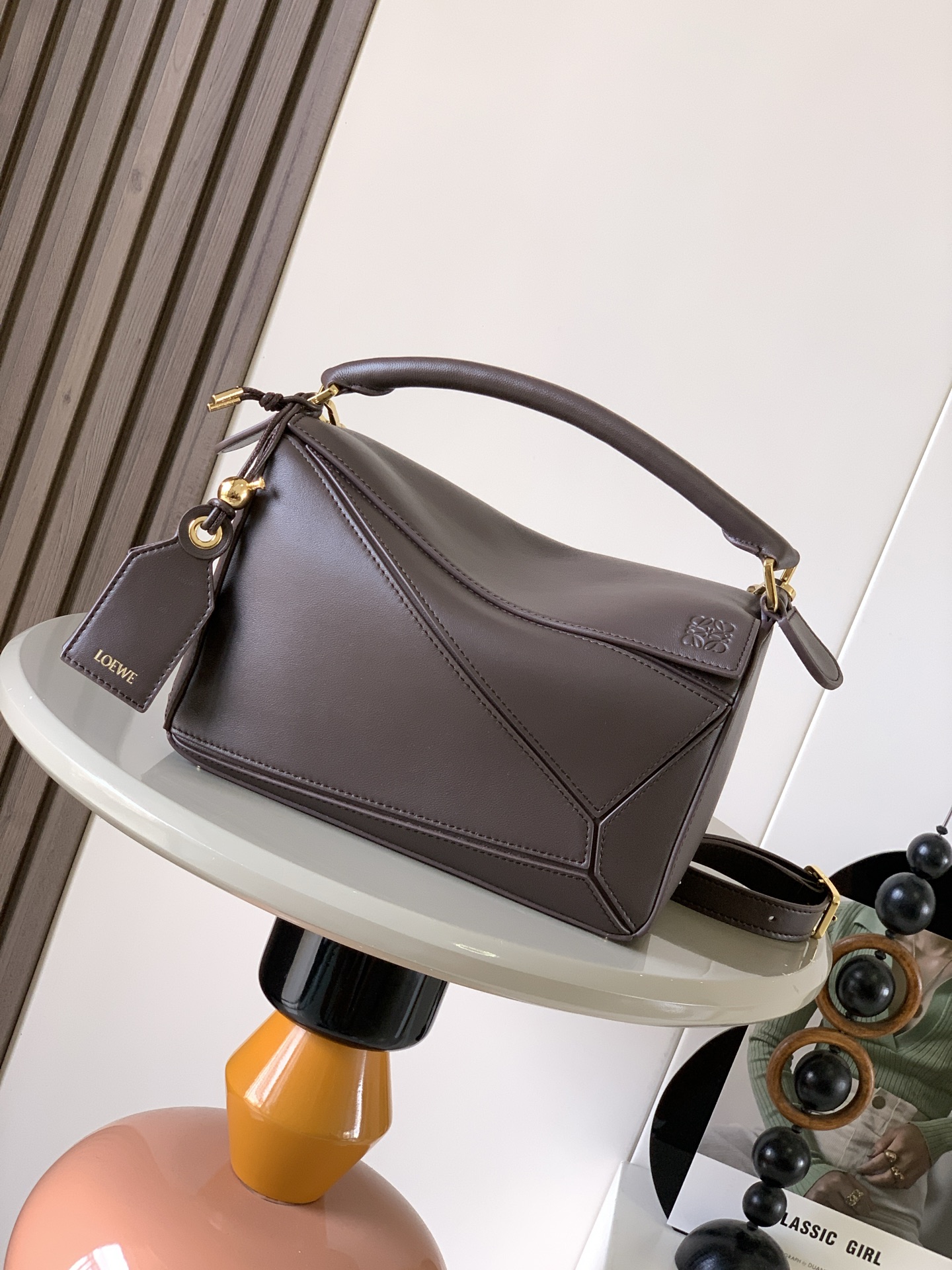 NO:394857,New version of geometric bag Small Napa Sheep Leather Featherlight Puzzle handbag, original imported Napa calf leather outlines rectangular shape with unique geometric lines. Soft and lightweight Napa leather injects casual and lazy style into the handbag.* shoulder-mounted, cross-body or portable* removable adjustable shoulder straps with rotary snaps* zipper closure, articulated zipper head* One external zipper rear pocket, one internal insert bag* removable, decorated with secret pockets and balloon dice* rectangular metal foot nails* This small version is made of soft Napa calf leather* Small Puzzle can accommodate, for example, a large wallet, all sizes of cell phones and sunglasses with oblique, shoulder-back, hand-holding or top handle carrying* removable Color Brownie Dark Brown Model No. 9096  Size 24CM~16CM~10CM, Luo Yiwei, thom browne, loewe, wallets, cowhide, sheepskin19860909新版本几何包小号纳帕羊皮革 Featherlight Puzzle 手袋, 原厂进口纳帕小牛皮以别具一格的几何线条勾勒长方体造型.柔软轻盈的纳帕皮革为手袋注入随性慵懒的风格.*可肩背、斜挎或手提*可拆卸可调节肩带,饰有旋转卡扣*拉链开合,铰接式拉链头*一个外部拉链后袋,一个内部插袋*可拆卸,饰有隐秘口袋和气球骰子*长方形金属脚钉*这个小尺寸版本采用柔软纳帕小牛皮革制成＊小号Puzzle 可以容纳例如一只大号钱包所有尺寸的手机和太阳镜斜、肩背、手拿或顶部提手携带＊可拆卸 颜色布朗尼深棕 款号9096 尺寸24CM～16CM～10CM,罗意威,thom browne,loewe,wallets,cowhide,sheepskin,Bag