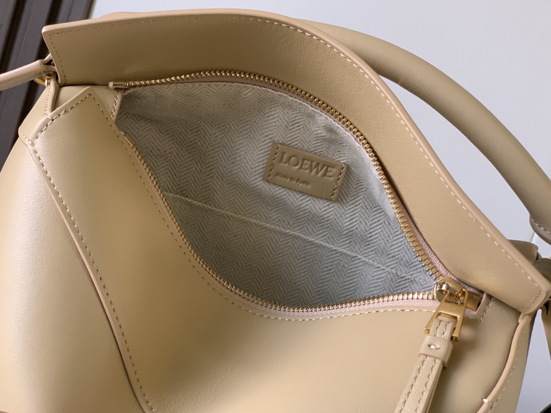 Loewe Puzzle Small Bag in Nappa Calfskin, Beige Geometry Handbag, 24cm 21 i1756045631102 5343 0 7