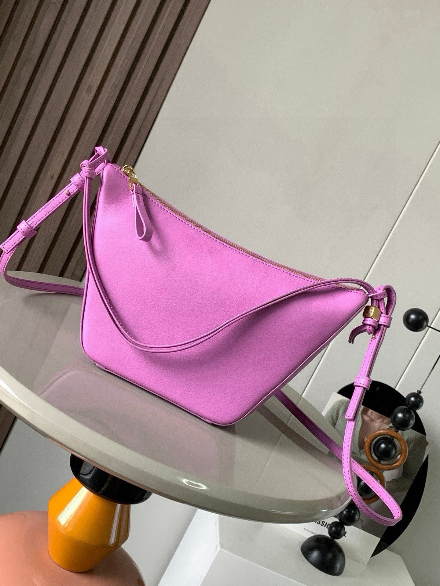 NO:394873,The popular HammockHobo handbag new hammock bag/armile bag, one three-purpose: hand, shoulder, and oblique hanging!  There are many ways to play freely. The super versatile Hammock Hobo handbag deconstructs the classic handbag's design that can easily change shape and retains the representative hammock shape, creating a fashionable, versatile and ergonomic Hobo handbag. The upper body of the Hobo handbag can only be too fragrant!  Two shoulder straps can be under the armpit or crossbody, all cowhide is super soft. The details include dice beads. The classic front is short and the back is long, and the special small round pendulum is a playful feeling. This version is made of classic cowhide leather. The knotted cowhide straps can be customized. ＊ can be shoulder-back, cross-back or hand-held * Zipper opening and closing * Cowhide zipper head * Herringbone cotton canvas lining * Size 28~19~9.5CM Model number 9023 Color Rose Pink, Luo Yiwei, loewe, cowhide19860909爆款HammockHobo手袋新款吊床包/腋下包,一款三用:手提、肩背、斜挂！可以自由DIY玩法多多,超级百搭Hammock Hobo手袋将经典手袋能轻松改变形状的设计进行解构保留颇具代表性的吊床造型,打造出一款时尚百搭且符合人体工学的 Hobo 手袋上身只能太香了！两根肩带可以腋下也可以斜挎包身全牛皮超级柔软,细节之处有的骰子串珠经典的前短后长,特色的小圆摆,一整个俏皮感此版本采用经典牛皮革制成,打结牛皮革带子可进行个性化设计＊可肩背、斜背或手提＊拉链开合＊牛皮革拉链头＊人字纹棉质帆布衬里＊ 尺寸28～19～9.5CM 款号9023 颜色蔷薇粉,罗意威,loewe,cowhide,Bag