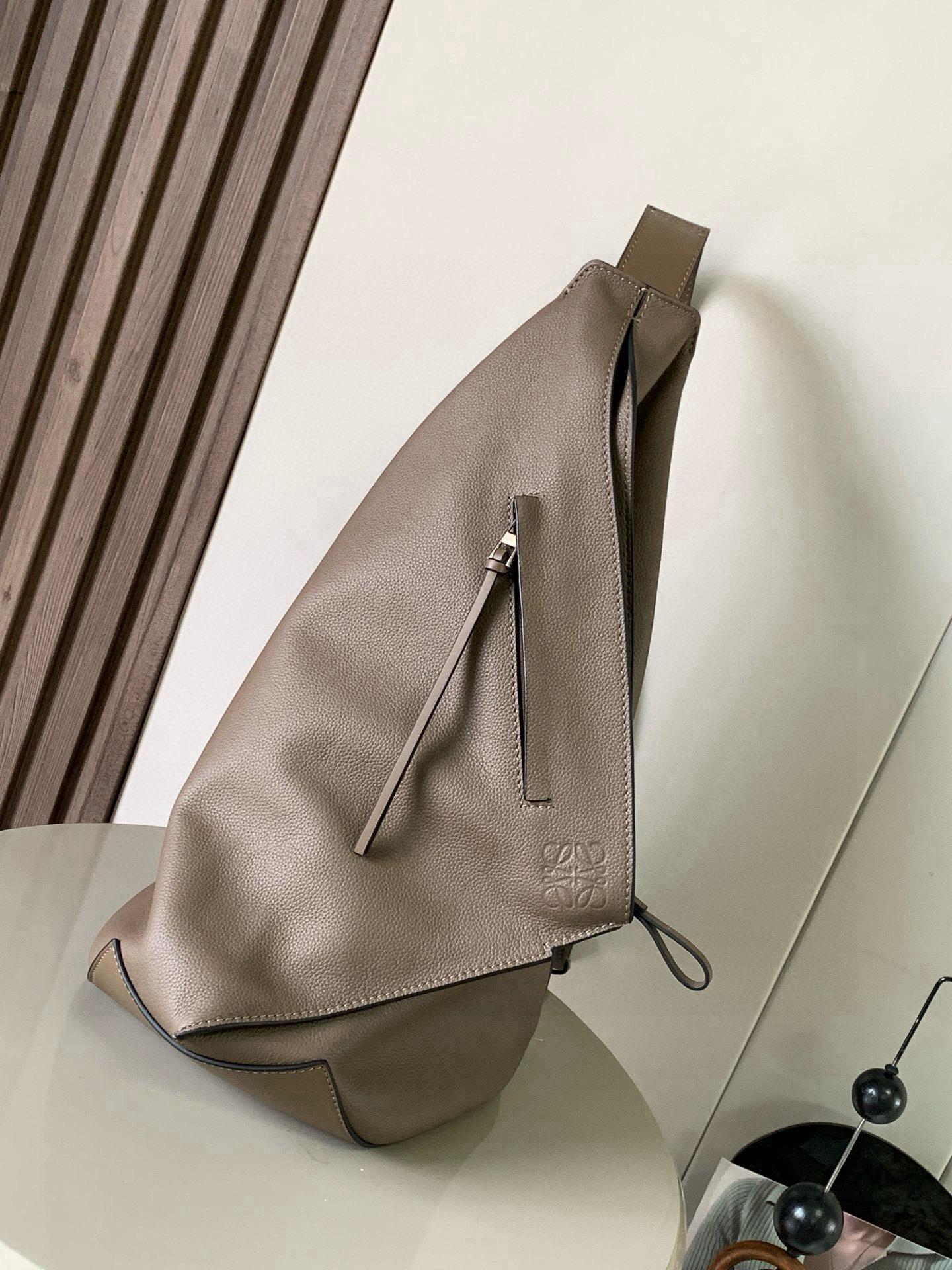 NO:394864,Classic Anton Backpack Large This is a functional streamlined sling made of soft grain calf leather with an adjustable leather strap and zipper top design to fold and can be fixed with snaps * Shoulder or crossbody* Single backpack with various backing methods * Shoulder strap adjustable left and right sides * Cowhide zipper head * Herringbone cotton canvas lining * Anagram embossed * Men and women * Couple model Size 47CM~25CM~17CM Model number 9051 Color khaki brown, Loewe, loewe, backpacks, cowhide19860909经典款Anton 背包大号这是一款采用柔软粒面小牛皮制成的功能性流线型吊兜带有一条可调节的皮革带和拉链顶部设计使用时可以折叠并且可以用按扣固定*肩挎或斜挎* 单背胸包多种背法 *肩带下面两边可调左右*牛皮革拉链头*人字纹棉质帆布衬里*Anagram 压纹*男女同款*情侣款 尺寸47CM~25CM~17CM 款号9051 颜色卡其棕,罗意威,loewe,backpacks,cowhide,Bag