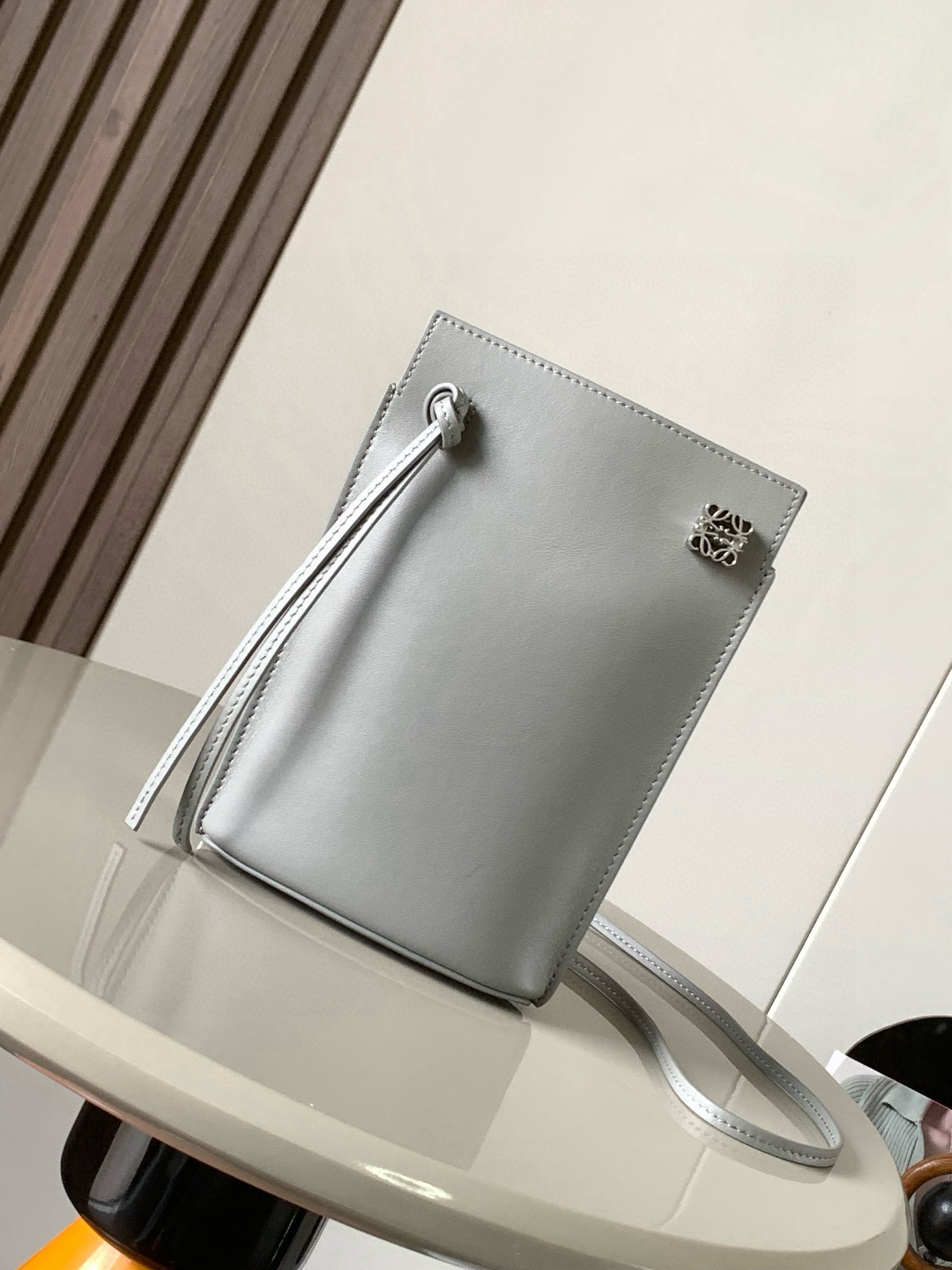 NO:394893,Dice pocket cowhide dice mobile phone bag imported from the original Napa calf leather practical bag is equipped with shoulder straps and Anagram three-dimensional logo. It can be shoulder-mounted or cross-body, with two leather straps. It can be added with personalized dice decoration. The base is embossed with L0EWE steel stamp. The overall simple and generous leather is hard and not easy to deform. The top layer of cowhide is delicate and shiny. The whole bag is made of full-head layer of cowhide material, with a stylist, stylish three-dimensional gold metal logo, and the decoration is low-key and luxurious. The capacity inside is quite large. It can be equipped with a large screen mobile phone with a large screen, lipstick. Size 20.5~13~4.5CM. Model number 9027. Color pearl gray, Luo Yiwei, loewe, cowhide19860909dice pocket牛皮骰子手机包原厂进口纳帕小牛皮实用小包配有肩带和Anagram立体Logo可肩背或斜挎,带有两条皮革带子,可添加个性化骰子装饰串珠底座上带有L0EWE钢印压纹,整体简约大方皮质是偏硬的,不容易变形,头层牛皮,皮质细腻有光泽,整个包包都是全头层牛皮材质包身硬挺有型立体金色金属logo装饰低调奢华,里面的容量还挺大的,可以装大屏手机的大屏手机,口红 尺寸20.5～13～4.5CM 款号9027 颜色珍珠灰,罗意威,loewe,cowhide,Bag