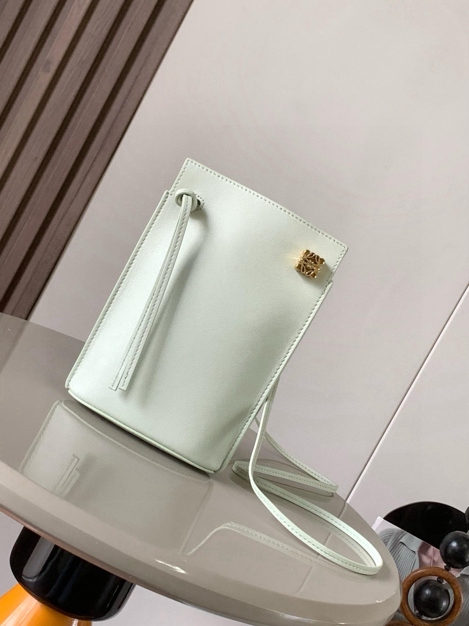 NO:394899,Dice pocket cowhide dice mobile phone bag imported from the original Napa calf leather practical bag is equipped with shoulder straps and Anagram three-dimensional logo. It can be shoulder-mounted or cross-body, with two leather straps. It can be added with personalized dice decoration. The base is embossed with L0EWE steel stamp. The overall simple and generous leather is hard and not easy to deform. The top layer of cowhide is delicate and shiny. The whole bag is made of full-head layer of cowhide material, with a sturdy three-dimensional gold metal logo. The decoration is low-key and luxurious. The capacity inside is quite large. It can be equipped with a large screen mobile phone with a large screen, lipstick. Size 20.5~13~4.5CM. Model number 9027. Color spring jade color, Luo Yiwei, loewe, cowhide19860909dice pocket牛皮骰子手机包原厂进口纳帕小牛皮实用小包配有肩带和Anagram立体Logo可肩背或斜挎,带有两条皮革带子,可添加个性化骰子装饰串珠底座上带有L0EWE钢印压纹,整体简约大方皮质是偏硬的,不容易变形,头层牛皮,皮质细腻有光泽,整个包包都是全头层牛皮材质包身硬挺有型立体金色金属logo装饰低调奢华,里面的容量还挺大的,可以装大屏手机的大屏手机,口红 尺寸20.5～13～4.5CM 款号9027 颜色春玉色,罗意威,loewe,cowhide,Bag