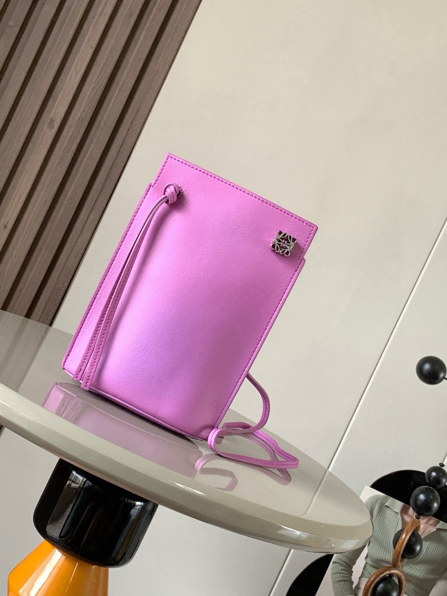 NO:394908,Dice pocket cowhide dice mobile phone bag imported from the original Napa calf leather practical bag is equipped with shoulder straps and Anagram three-dimensional logo. It can be shoulder-mounted or cross-body, with two leather straps. It can be added with personalized dice decoration. The base is embossed with L0EWE steel stamp. The overall simple and generous leather is hard and not easy to deform. The top layer of cowhide is delicate and shiny. The whole bag is made of full-head layer of cowhide material, with a sturdy three-dimensional gold metal logo. The decoration is low-key and luxurious. The capacity inside is quite large. It can be equipped with a large screen mobile phone with a large screen, lipstick. Size 20.5~13~4.5CM. Model number 9027. Color purple, Luo Yiwei, loewe, cowhide.19860909dice pocket牛皮骰子手机包原厂进口纳帕小牛皮实用小包配有肩带和Anagram立体Logo可肩背或斜挎,带有两条皮革带子,可添加个性化骰子装饰串珠底座上带有L0EWE钢印压纹,整体简约大方皮质是偏硬的,不容易变形,头层牛皮,皮质细腻有光泽,整个包包都是全头层牛皮材质包身硬挺有型立体金色金属logo装饰低调奢华,里面的容量还挺大的,可以装大屏手机的大屏手机,口红 尺寸20.5～13～4.5CM 款号9027 颜色紫色,罗意威,loewe,cowhide,Bag