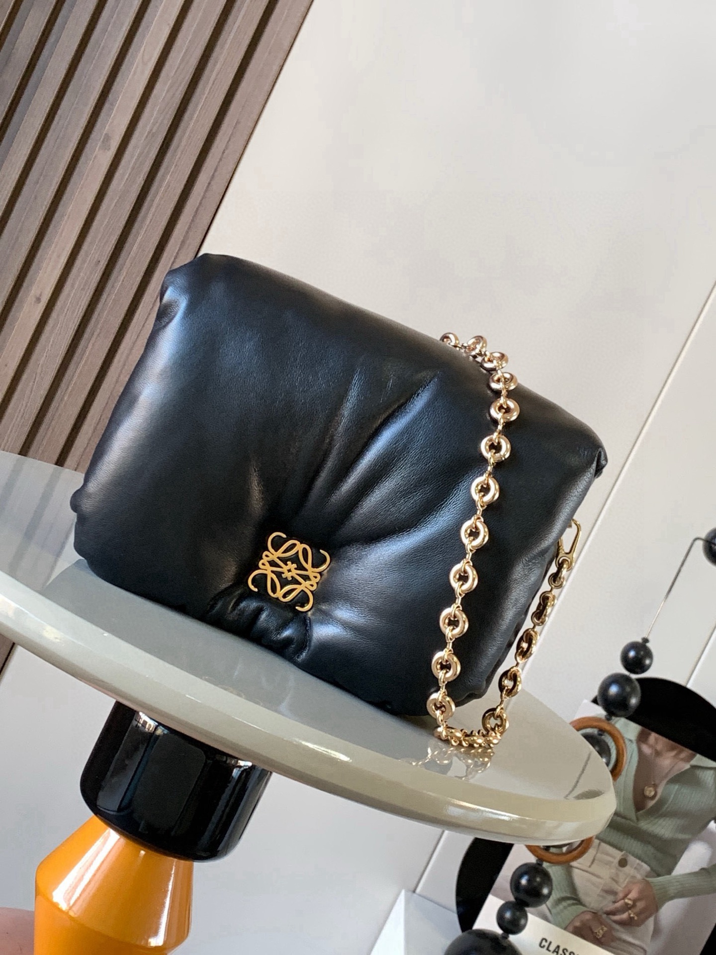 NO:394891,Shiny Napa Sheep Leather Puffer Goya Handbag Puffer Goya is inspired by Goya's aesthetics and key details. The shiny Napa Sheep Leather with goose feather pads brings a new sensory and tactile dimension with a removable metal donut chain. * Shoulder back and magnetic buckle 'Two compartments include a zipper, a very special bag pocket and a patch pocket, Napa Sheep Leather lining A very special bag Puffer Goya is so fat, so fat, soft, goya is so cute, really nice, cloud bag chubby, soft, fufu's super cute pillow, soft, soft, fufu's super cute pillow, soft, rua is equipped with a donut-like metal short chain, not tired, shoulder comfort index, full score, size 23CM~17CM~9CM, model number 9140  Color black, Loewe, sheepskin, throw pillows19860909闪亮纳帕羊皮革 Puffer Goya 手袋 puffer Goya 受到了 Goya 美学和关键细节的启发通过带有鹅毛衬垫的闪亮纳帕羊皮革带来了全新的感官和触觉维度配有可拆卸的金属甜甜圈链条.*肩背、磁扣“两个隔层包括一个拉链,一款很特别的包包口袋和一个贴袋,纳帕羊皮革衬里一款很特别的包包Puffer Goya好肥好胖软嘟嘟的 Goya 太可爱啦手感无敌真心好看云朵包胖嘟嘟软fufu的超级可爱抱枕一样的软糯手感超好rua配有甜甜圈一样的金属短链条不累肩舒适指数满分 尺寸23CM～17CM～9CM 款号9140 颜色黑色,罗意威,loewe,sheepskin,throw pillows,Bag