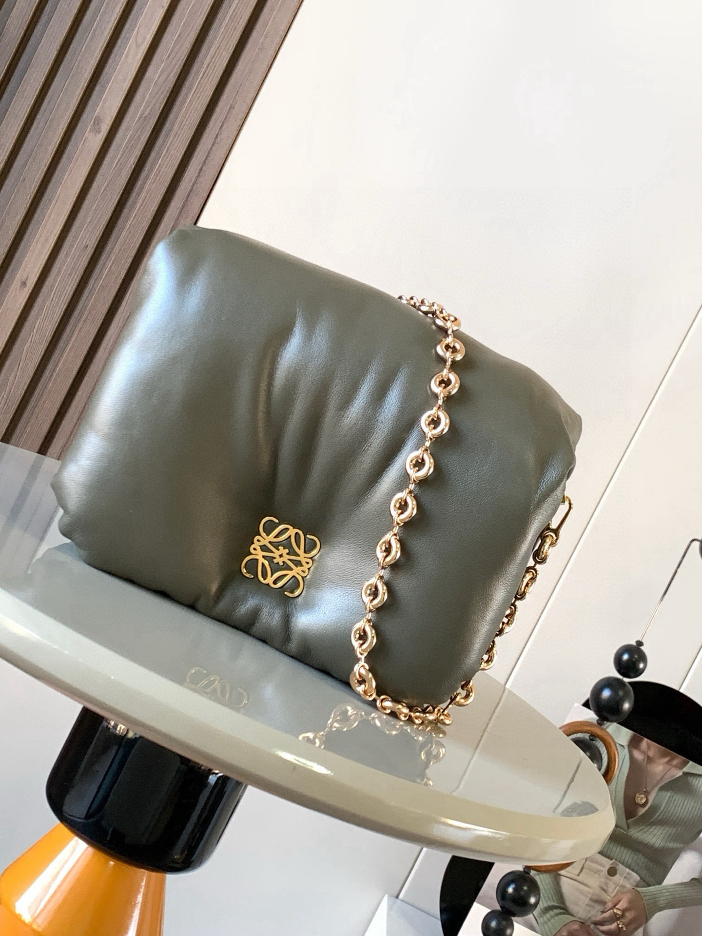 NO:394897,Shiny Napa Sheep Leather Puffer Goya Handbag Puffer Goya is inspired by Goya's aesthetics and key details. The shiny Napa Sheep Leather with goose feather pads brings a new sensory and tactile dimension with a detachable metal donut chain. * Shoulder back and magnetic buckle 'Two compartments include a zipper, a very special bag pocket and a patch pocket, Napa Sheep Leather lining A very special bag Puffer Goya is so fat, so fat, soft, goya is so cute, so cute, and the touch is invincible, really good looking cloud bag chubby, soft, fufu's super cute pillow, soft, soft, and soft, rua is equipped with a donut-like metal short chain, not tired, shoulder comfort index full score, size 23CM~17CM~9CM Model number 9140  Color khaki green, Loewe, sheepskin, throw pillows19860909闪亮纳帕羊皮革 Puffer Goya 手袋 puffer Goya 受到了 Goya 美学和关键细节的启发通过带有鹅毛衬垫的闪亮纳帕羊皮革带来了全新的感官和触觉维度配有可拆卸的金属甜甜圈链条.*肩背、磁扣“两个隔层包括一个拉链,一款很特别的包包口袋和一个贴袋,纳帕羊皮革衬里一款很特别的包包Puffer Goya好肥好胖软嘟嘟的 Goya 太可爱啦手感无敌,真心好看云朵包胖嘟嘟软fufu的超级可爱抱枕一样的软糯手感超好rua配有甜甜圈一样的金属短链条不累肩舒适指数满分 尺寸23CM～17CM～9CM 款号9140 颜色卡其绿,罗意威,loewe,sheepskin,throw pillows,Bag