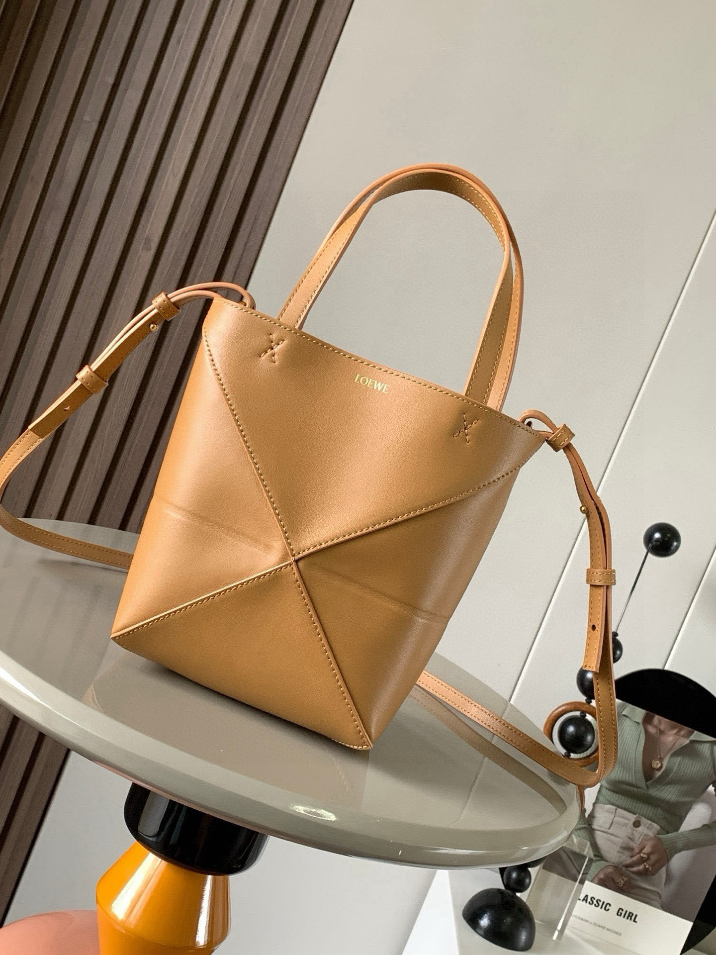 NO:394929,The new shiny cowhide leather mini puzzle Fold handbag has played the geometric shapes for a long time. This tote bag that is practical and full of design has been used. This model continues the geometric aesthetics of the Puzzle series, inspired by origami bags, making this Puzzle Fold tote switches at will in three-dimensional and flat surfaces. The leather is very delicate and glossy. It is also light in weight. In addition, it can be folded. Puzzle Fold handbag draws inspiration from the geometric lines of the brand's classic handbag series and uses creativity to reinterpret it into a fashionable tote bag. It can be completely folded. This mini version is made of soft shiny cowhide. Size 20CM~16.5CM~9CM Model number 9030 Color warm sand yellow, Loewe, totes, cowhide19860909新款亮面牛皮革迷你号puzzle Fold手袋又把几何图形玩出花了很久没见过这么实用又设计感满满的托特包了这款延续了Puzzle系列的几何美学以折纸包为灵感,让这只 Puzzle Fold tote 在立体和平面随意切换皮质都很细腻光泽本身自重超轻,外加可以折叠Puzzle Fold手袋从品牌经典手袋系列的几何线条汲取灵感运用创意巧思将其重新诠释为一款时尚的托特袋,能完全折叠是旅行良伴.这个迷你号版本采用柔软的亮面牛皮革打造 尺寸20CM～16.5CM～9CM 款号9030 颜色暖沙黄,罗意威,loewe,totes,cowhide,Bag
