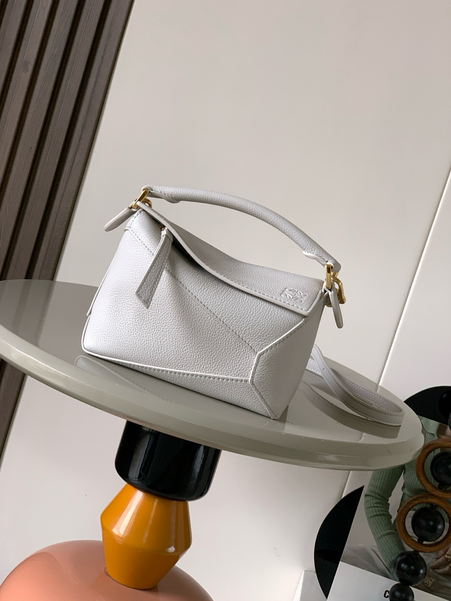 NO:394934,The popular new version of the geometric bag mini 18CM original imported lychee pattern calfskin Puzzle handbag is the creative director Jonathan.  Anderson's first handbag rectangular shape and precise cutting technology for L0EWE created Puzzle's unique geometric lines. This mini version is made of classic cowhide leather. The mini Puzzle can accommodate, for example, a small vertical wallet, most sized mobile phones (up to 6.1 inches) and sunglasses case crossbody, shoulder, hand hold or top carry. The weight of the removable shoulder strap bag is almost ignored. It is practical to stir-fry chicken, and it is used to install a mobile phone with a small wallet lipstick powder when you go out. It has no cumbersome feeling, and life is easy and pleasant from now on (the xs, plus you care most about is OK) Size 18~12.5~8CM Model number 9310/8003 Light and light gray, Loewe, wallets, cowhide19860909爆款新版本几何包迷你18CM原厂进口荔枝纹小牛皮Puzzle手袋是创意总监乔纳森．安德森为 L0EWE 推出的首款手提包长方体形状和精确的切割技术创造了 Puzzle 独特的几何线条.这个迷你版本采用经典牛皮革制成迷你 Puzzle 可以容纳例如一只小号垂直钱包、大多数尺寸的手机（最大6.1英寸）和太阳镜盒斜挎、肩背、手拿或顶部提手携带.可拆卸肩带包包自身重量几乎忽略,炒鸡实用,出门装手机小钱包口红粉饼,毫无累赘感,轻松愉快人生从此开启(你们最关心的xs,plus都ok哈） 尺寸18～12.5～8CM 款号9310/8003 颜色浅轻灵灰,罗意威,loewe,wallets,cowhide,Bag