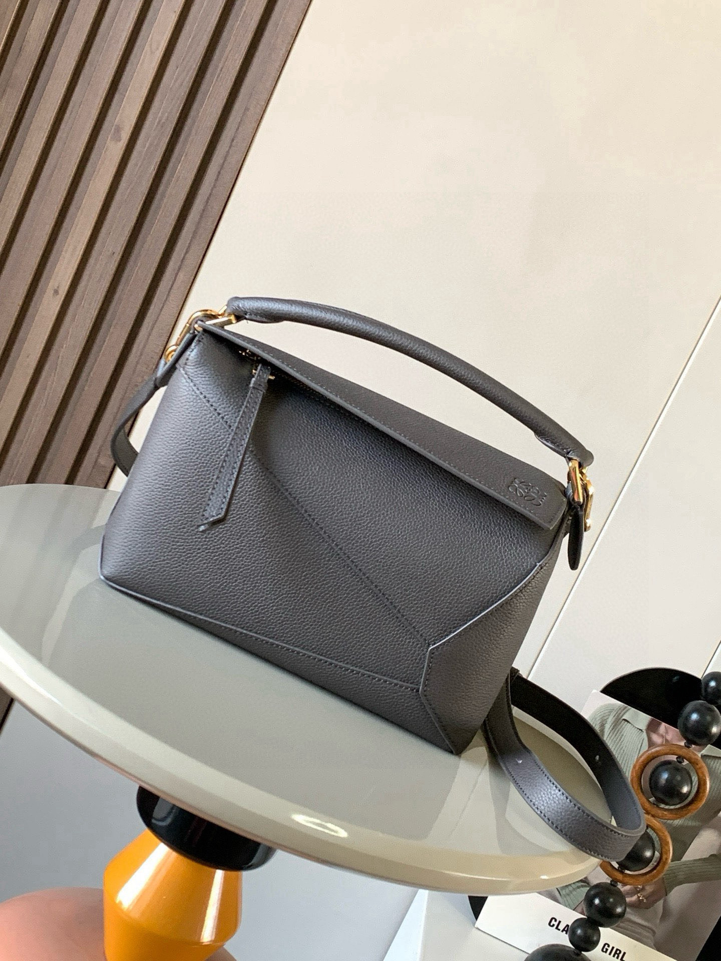 NO:394940,New version of geometric bag small 24CMPuzzle handbag!  Original imported lychee pattern calf leather Roh's popular geometric bag Puzzle handbag is the first handbag launched by creative director Jonathan Anderson for L0EWE. The first handbag for the rectangular shape and precise cutting technology created Puzzle's unique geometric lines. This small-size version is made of soft Napa calf leather * Small Puzzle can accommodate, for example, a large wallet, mobile phone of all sizes and sunglasses [Sun] [Sun] oblique, shoulder back, hand hold or top handle carrying * removable Size 24CM~16CM~10CM Model number 8010 Color dark gray, Loewe, loewe, wallets, cowhide19860909新版本几何包小号24CMPuzzle手袋！原厂进口荔枝纹小牛皮罗家爆款几何包Puzzle 手袋是创意总监乔纳森·安德森为 L0EWE 推出的首款手提包长方体形状和精确的切割技术创造了 Puzzle 独特的几何线条这个小尺寸版本采用柔软纳帕小牛皮革制成＊小号 Puzzle 可以容纳例如一只大号钱包、所有尺寸的手机和太阳镜[太阳][太阳]斜、肩背、手拿或顶部提手携带＊可拆卸 尺寸24CM～16CM～10CM 款号8010 颜色深灰色,罗意威,loewe,loewe,wallets,cowhide,Bag