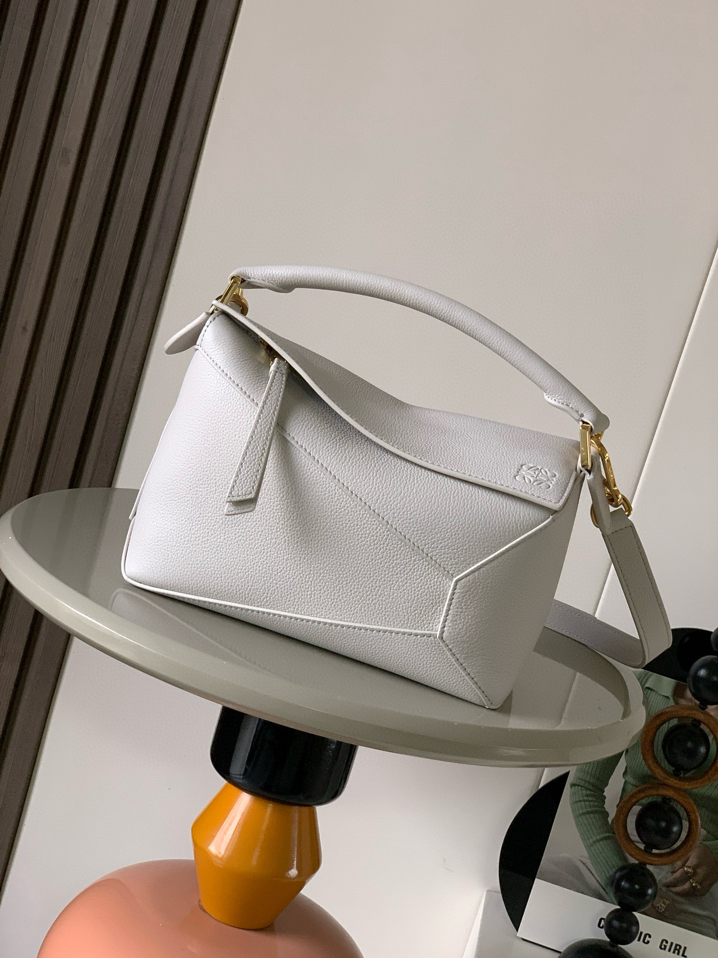 NO:394932,New version of geometric bag small 24CMPuzzle handbag!  Original imported lychee pattern calf leather Roh's popular geometric bag Puzzle handbag is the first handbag launched by creative director Jonathan Anderson for L0EWE. The cuboid shape and precise cutting technology have created Puzzle's unique geometric lines. This small-size version is made of soft Napa calf leather. Small Puzzle can accommodate, for example, a large wallet, all sizes of mobile phones and sunglasses with oblique, shoulder, hand hold or top handle. * Removable size 24CM~16CM~10CM Model number 9311 Light and light gray, Loewe, loewe, wallets, cowhide19860909新版本几何包小号24CMPuzzle手袋！原厂进口荔枝纹小牛皮罗家爆款几何包Puzzle 手袋是创意总监乔纳森·安德森为 L0EWE 推出的首款手提包长方体形状和精确的切割技术创造了 Puzzle 独特的几何线条这个小尺寸版本采用柔软纳帕小牛皮革制成＊小号Puzzle 可以容纳例如一只大号钱包所有尺寸的手机和太阳镜斜、肩背、手拿或顶部提手携带＊可拆卸 尺寸24CM～16CM～10CM 款号9311 颜色浅轻灵灰,罗意威,loewe,loewe,wallets,cowhide,Bag