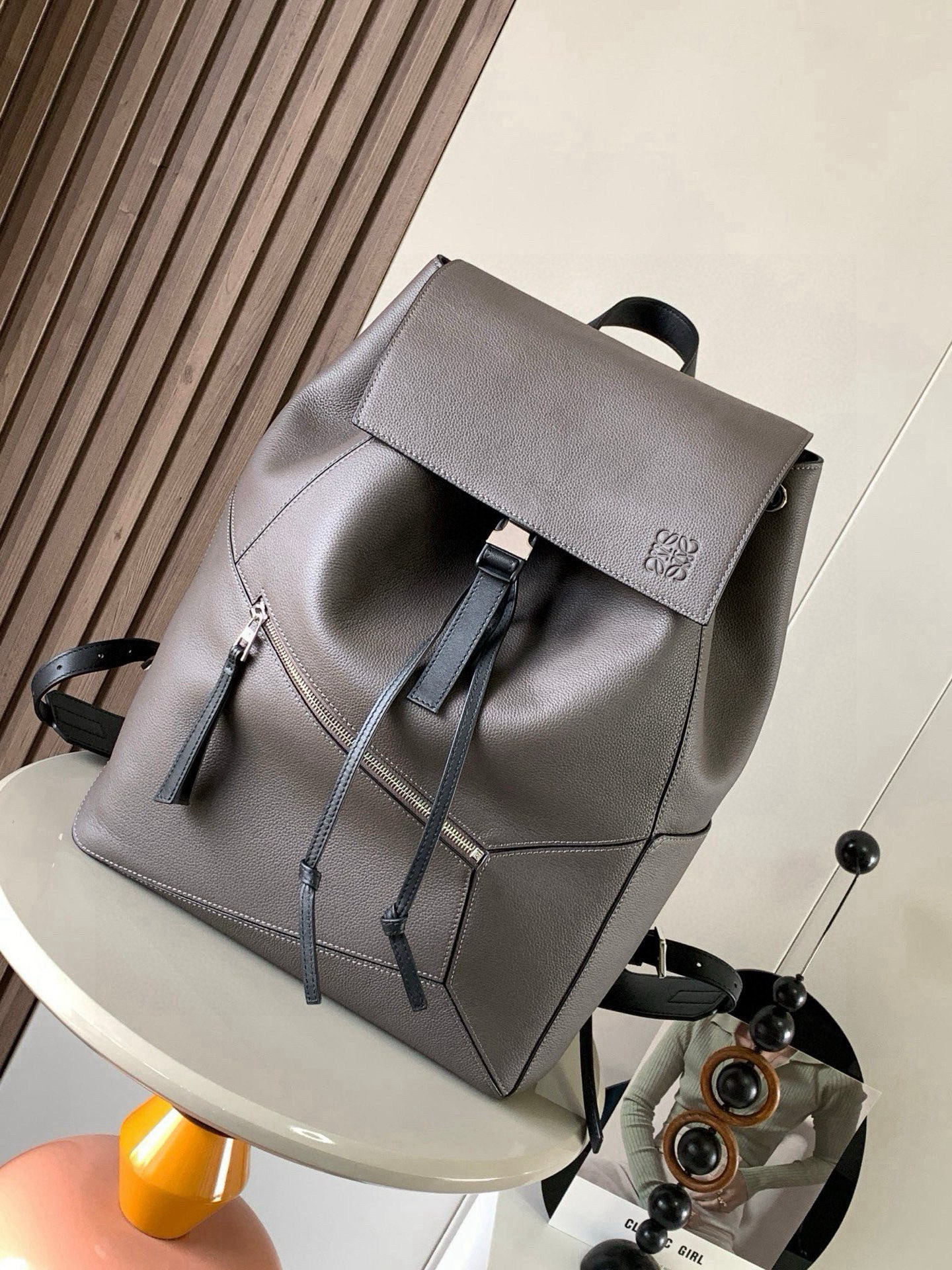 NO:394953,Puzzle Backpack Soft Grain Cowhide Leather Military Backpack Backpack is a spacious and versatile backpack. The backpack is made of soft grain calfskin and classic calfskin. It is very comfortable to touch. It is not only resistant to fabrication, but also not shoulder design. This backpack adopts the classic geometric design of Loeiwei's family. It can be directly identified with low-key and connotation without a large logo display. Its cube has a unique and innovative shape. The drawstring bag is matched with a buckle switch. It is basically versatile. Not only that, it also has an ultra-large capacity for commuting and travel. Fashion and practical coexistence!  Size 33~44.5~16CM Model number 9031 Color gray, Loewe, backpacks, cowhide19860909puzzle Backpack双肩包柔软粒面牛皮革军用背包双肩包是一种宽敞且用途广泛的背包款双肩包选择的是用柔软粒面小牛皮与经典小牛皮精制而成触感非常的舒适,不仅抗造而且还不勒肩膀设计这款双肩包采用了罗意威家的经典几何设计不用大幅度的 logo 展示就可以直接辨认低调有内涵.其立方体的造型独特而创新,抽绳包口搭配搭扣开关,安全又实用包包基本百搭,不仅如此它还有超大容量适用于通勤和差旅时尚与实用并存！ 尺寸33～44.5～16CM 款号9031 颜色灰色,罗意威,loewe,backpacks,cowhide,Bag