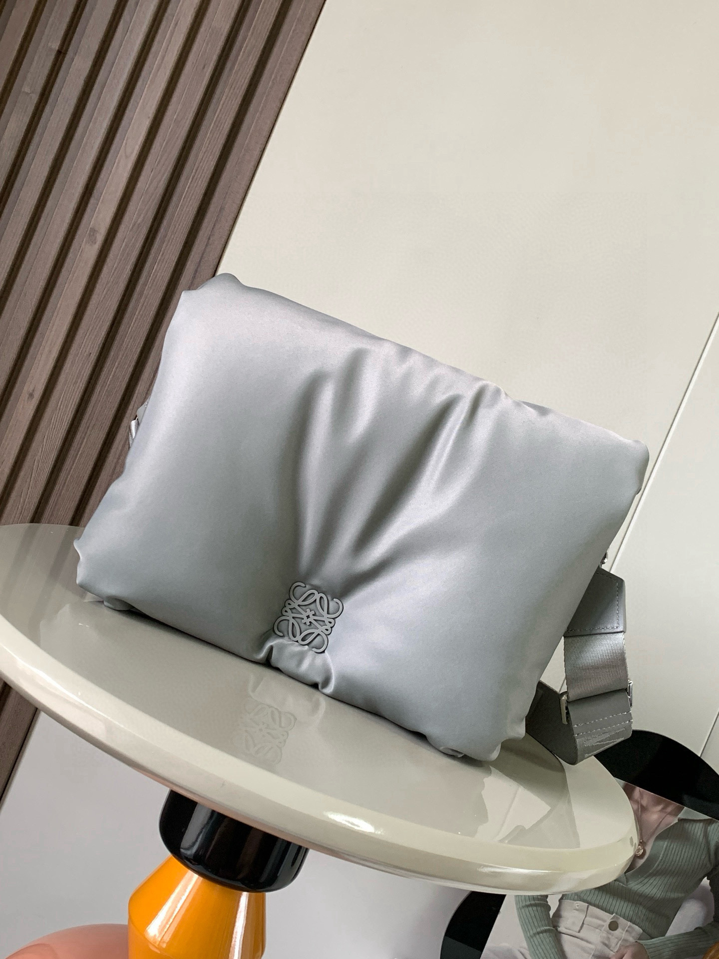 NO:394939,The large nylon cloth Puffer Goya postbag Goya Puffer is inspired by Goya's aesthetics and key details. It brings a new sensory and tactile dimension with goose feather pads. This postbag is made of nylon and paired with L0EWE webbing straps. The loose bread, the inner sheepskin material is soft and light, with a bread-like touch. This new crossbody bag from Loeve Wei Goya is really delicious!  Nylon fabric is really a good accessories. Whether it is the color, texture of the fabric, or the flow of the entire design line, it hits my heart. The outer layer is made of nylon material, and the soft and glutinous feel is like a pillow, which is filled with super fluffy gooseberry. The inner lined by Napa sheepskin material, and the embroidered wide shoulder straps make the whole look more casual. The chubby body is very light and the upper body has no weight-bearing feeling. The whole feeling is very casual. The capacity is no problem when going out every day. The feeling is very similar to a small bread. The fluffy and wide shoulder straps are not tied to the shoulders. You can adjust the style of taking photos at will. It is very suitable!  Size 30CM~20.5CM~10CM Model number 9120 Color gray cloth gray, Loewe, satchels, crossbody bags, sheepskin, throw pillows19860909大号尼龙布Puffer Goya 邮差包Goya Puffer 受到了 Goya 美学和关键细节的启发,通过带有鹅毛衬垫带来了全新的感官和触觉维度.这款邮差包采用尼龙材质制成,搭配 L0EWE织带肩带.松松软软的面包,内里羊皮材质包身柔软轻盈,有面包般的触感这只罗意威Goya 新出的斜挎包真的太可啦！尼龙面料真是不错的配饰呢无论是颜色,面料质感,还是整个设计线条的流程度都戳中了我的心巴,外层是尼龙材质,像个抱枕一样的软糯手感采用超蓬松鹅绒填充 内衬纳帕羊皮材质,宇母刺绣宽肩带,使整个造型更加休闲,胖乎乎的包身非常轻上身没有负重感整个的感觉非常休闲,容量日常出门没有问题,感党很像一个小面包 蓬蓬的好乖宽肩带不勒肩膀 可以随意调节出门拍照造型太合适啦！ 尺寸30CM～20.5CM～10CM 款号9120 颜色灰布灰,罗意威,loewe,satchels,crossbody bags,sheepskin,throw pillows,Bag