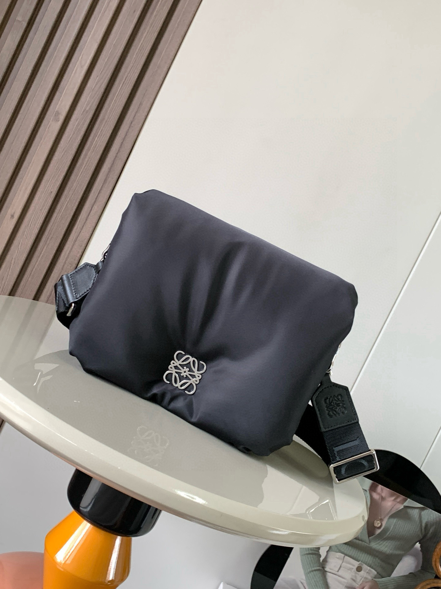 NO:394942,Medium-sized nylon cloth Puffer Goya Postman Bag Goya Puffer is inspired by Goya's aesthetics and key details. It brings a new sensory and tactile dimension with goose feather pads. This postman bag is made of nylon material and paired with L0EWE webbing shoulder straps. The loose bread, sheepskin material inside, the bag is soft and light, and has a bread-like touch. This new crossbody bag from Luoyiwei Goya is really delicious!  Nylon fabric is really a good accessories. Whether it is the color, texture of the fabric, or the flow of the entire design line, it hits my heart. The outer layer of the ba is made of nylon, which is soft and glutinous like a pillow, and is filled with super fluffy gooseberry. The inner lined with Napa sheepskin material, Yumu embroidered wide shoulder straps, making the whole shape more casual, chubby, the body is very light, the upper body has no weight-bearing feeling, the whole feeling is very casual, the capacity is no problem when going out, the feeling is very similar to a small bread. The fluffy is good, the wide shoulder straps are not tied to the shoulders. You can adjust the shape of the photo when going out at will. It is very suitable. Size 23CM~17CM~9CM Model number 9119 Color black cloth orange, Luo Yiwei, loewe, satchels, crossbody bags, sheepskin, throw pillows19860909中号尼龙布Puffer Goya 邮差包Goya Puffer 受到了 Goya 美学和关键细节的启发,通过带有鹅毛衬垫带来了全新的感官和触觉维度这款邮差包采用尼龙材质制成,搭配 L0EWE织带肩带.松松软软的面包,内里羊皮材质,包身柔软轻盈,有面包般的触感这只罗意威Goya 新出的斜挎包真的太可啦！尼龙面料真是不错的配饰呢无论是颜色,面料质感,还是整个设计线条的流程度都戳中了我的心巴外层是尼龙材质,像个抱枕一样的软糯手感,采用超蓬松鹅绒填充 内衬纳帕羊皮材质宇母刺绣宽肩带,使整个造型更加休闲,胖乎乎的,包身非常轻上身没有负重感整个的感觉非常休闲容量日常出门没有问题,感党很像一个小面包 蓬蓬的好乖,宽肩带不勒肩膀 可以随意调节出门拍照造型太合适啦 尺寸23CM～17CM～9CM 款号9119 颜色黑布橙,罗意威,loewe,satchels,crossbody bags,sheepskin,throw pillows,Bag