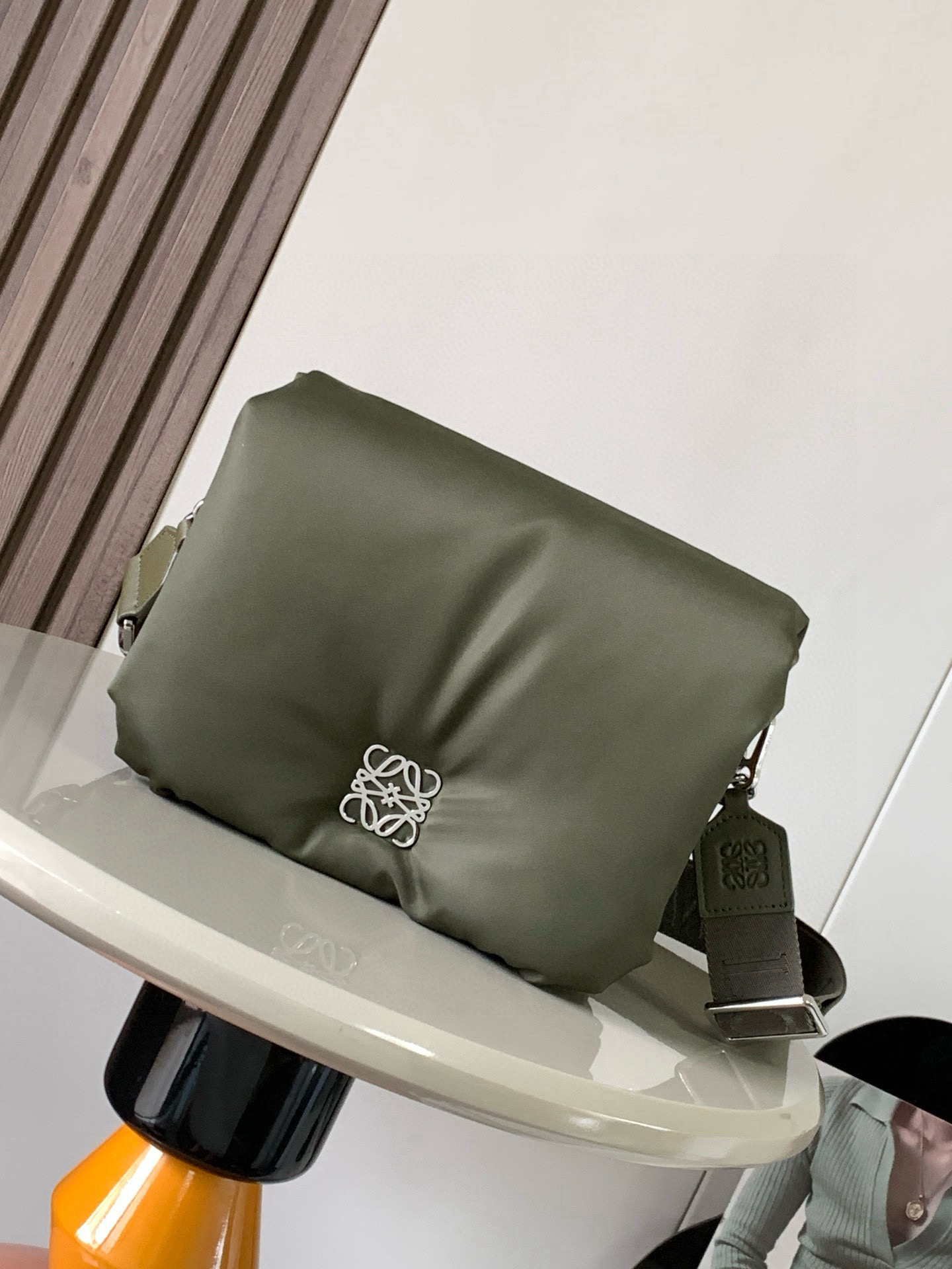 NO:394945,Medium-sized nylon cloth Puffer Goya Postman Bag Goya Puffer is inspired by Goya's aesthetics and key details. It brings a new sensory and tactile dimension with goose feather pads. This postman bag is made of nylon material and paired with L0EWE webbing shoulder straps. The loose bread, sheepskin material inside, the bag is soft and light, and has a bread-like touch. This new crossbody bag from Luoyiwei Goya is really delicious!  Nylon fabric is really a good accessories. Whether it is the color, texture of the fabric, or the flow of the entire design line, it hits my heart. The outer layer of the ba is made of nylon, which is soft and glutinous like a pillow, and is filled with super fluffy gooseberry. The inner lined with Napa sheepskin material, Yumu embroidered wide shoulder straps, making the whole shape more casual, chubby, the body is very light, the upper body has no sense of weight, the whole feeling is very casual, the capacity is no problem when going out, the feeling is very similar to a small bread. The fluffy is good, the wide shoulder straps are not tied to the shoulders. You can adjust the shape of the photo when going out at will. It is very suitable. Size 23CM~17CM~9CM Model number 9119 Color green cloth orange, Luo Yiwei, loewe, satchels, crossbody bags, sheepskin, throw pillows19860909中号尼龙布Puffer Goya 邮差包Goya Puffer 受到了 Goya 美学和关键细节的启发,通过带有鹅毛衬垫带来了全新的感官和触觉维度这款邮差包采用尼龙材质制成,搭配 L0EWE织带肩带.松松软软的面包,内里羊皮材质,包身柔软轻盈,有面包般的触感这只罗意威Goya 新出的斜挎包真的太可啦！尼龙面料真是不错的配饰呢无论是颜色,面料质感,还是整个设计线条的流程度都戳中了我的心巴外层是尼龙材质,像个抱枕一样的软糯手感,采用超蓬松鹅绒填充 内衬纳帕羊皮材质宇母刺绣宽肩带,使整个造型更加休闲,胖乎乎的,包身非常轻上身没有负重感整个的感觉非常休闲容量日常出门没有问题,感党很像一个小面包 蓬蓬的好乖,宽肩带不勒肩膀 可以随意调节出门拍照造型太合适啦 尺寸23CM～17CM～9CM 款号9119 颜色绿布橙,罗意威,loewe,satchels,crossbody bags,sheepskin,throw pillows,Bag