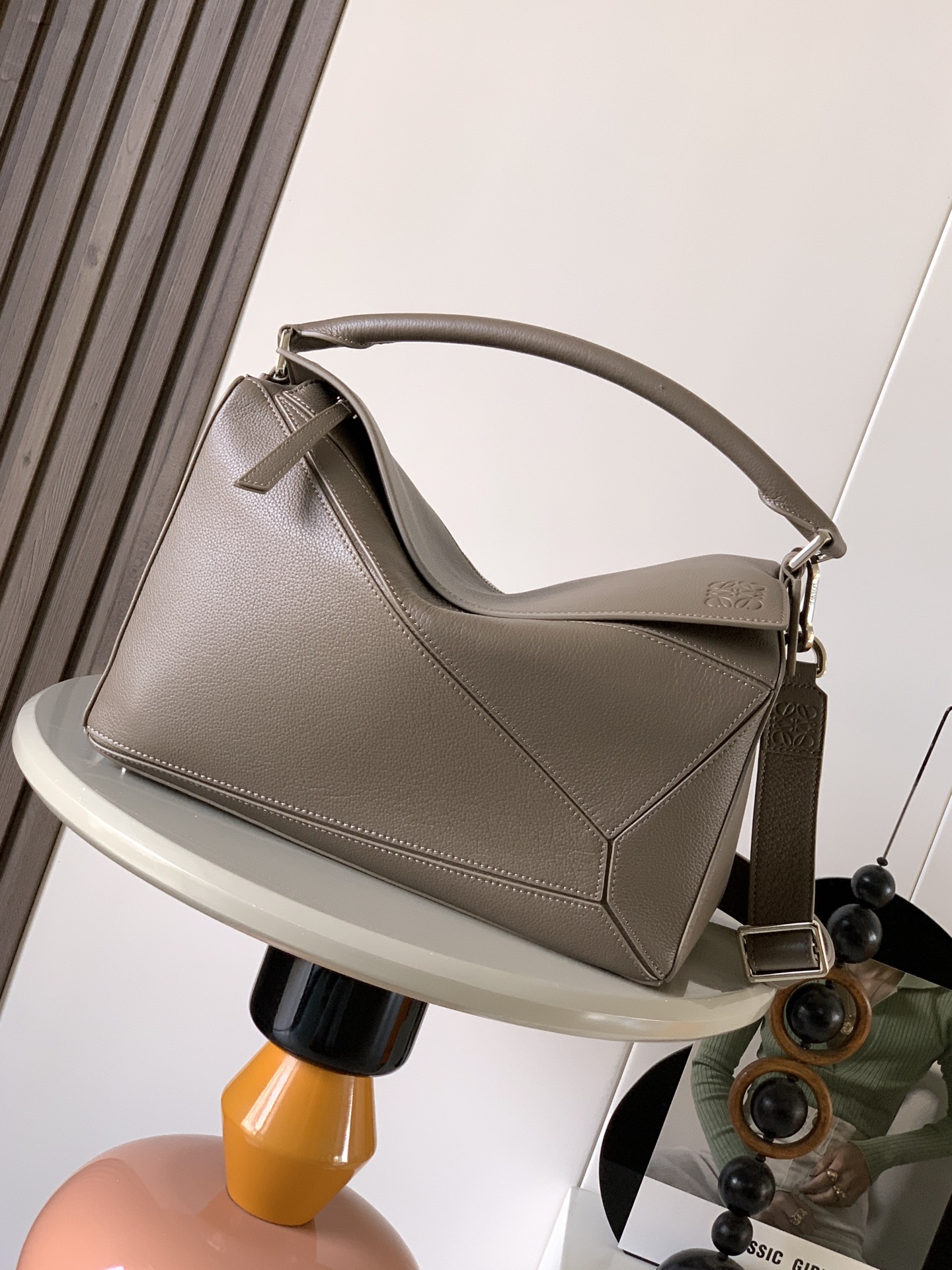 NO:394951,The new Puzzle size handbag Puzzle handbag is creative director Jonathan.  Jonathan Anderson's first handbag rectangular shape and precise cutting technology create Puzzle's unique geometric lines. This version is made of glossy cowhide leather with overlapping edges*Shoulder back, crossbody or hand-held*Removable and adjustable shoulder strap*External rear zipper bag and two internal insert bags*Zipper closure cowhide head*Can be customized with shoulder straps and personalized hangings*Suede lining*Anagram embossed to meet the needs of different occasions for men and women Size 33cm~14.7cm~21.5cm Model number 9095 Color Tundra Green/Borskin, Loewe, loewe, cowhide19860909新款Puzzle尺寸手袋Puzzle 手袋是创意总监乔纳森．安德森（ Jonathan Anderson）推出的首款手提包长方体形状和精确的切割技术创造了 Puzzle 独特的几何线条此版本采用亮面牛皮革制成饰有重叠边缘＊可肩背、斜挎或手提＊可拆卸可调节肩带＊外部后方拉链袋和两个内部插袋＊拉链开合牛皮革拉链头＊可以使用肩带和个性化挂饰进行定制＊绒面革衬里＊ Anagram 压纹 满足不同场合需求男女通用 尺寸33cm～14.7cm～21.5cm 款号9095 颜色苔原绿/鹿皮,罗意威,loewe,cowhide,Bag