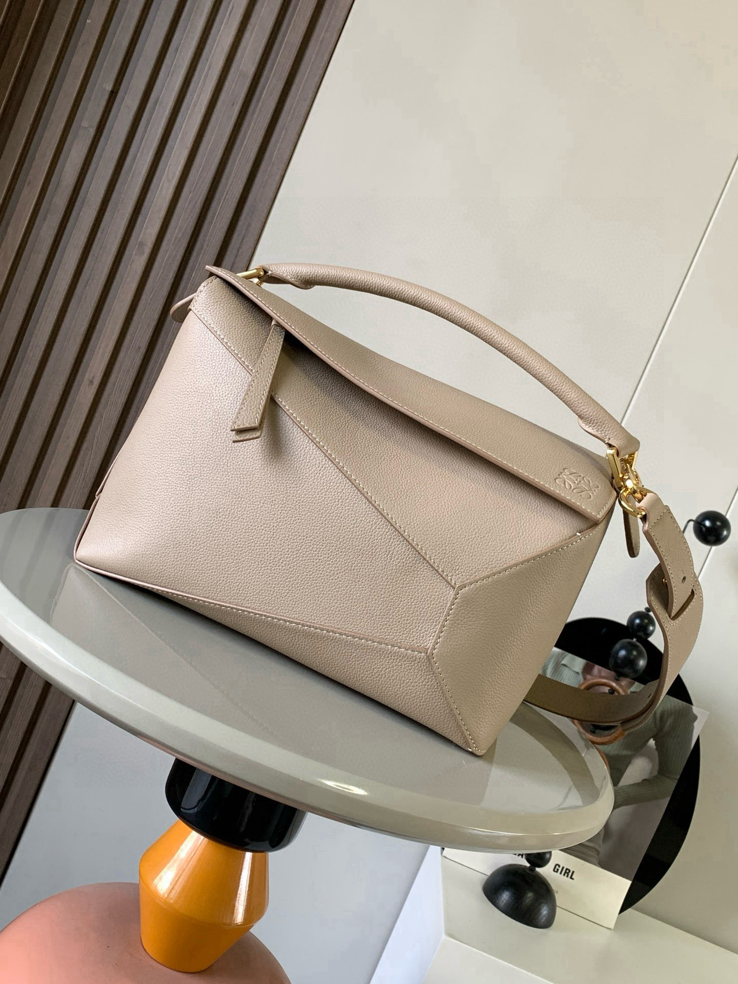 NO:394963,The new version of the geometric bag 29CMPuzzle handbag~Original imported cowhide leather Luojia hot-style geometric bag Puzzle handbag is the first handbag launched by creative director Jonathan Ande for L0EWE. The rectangular shape and precise cutting technology have created Puzzle's unique geometric lines. The simple and atmospheric geometric design is fashionable and cool, and it can be sweet or salty. The original calf leather has no deformation. The feel is comfortable and the upper body is immediately up~ The three-dimensional bag also contains extraordinary capacity and is a popular item that can never be stored enough!  Size 29CM~19CM~12CM Model number 9312 Color sand color, Loewe, loewe, loewe, cowhide19860909新版本几何包29CMPuzzle手袋～原厂进口牛皮 罗家爆款几何包Puzzle 手袋是创意总监乔纳森·安德森Jonathan Ande为 L0EWE 推出的首款手提包长方体形状和精确的切割技术创造了Puzzle 独特的几何线条简约大气的几何设计时髦中带着股酷劲,可甜可盐原厂小牛皮 包型都不变型手感舒适得没话说上身气质立马up～立体包型还蕴藏着非凡的容量是永远都囤不够的热门单品！ 尺寸29CM～19CM～12CM 款号9312 颜色沙色,罗意威,loewe,loewe,cowhide,Bag