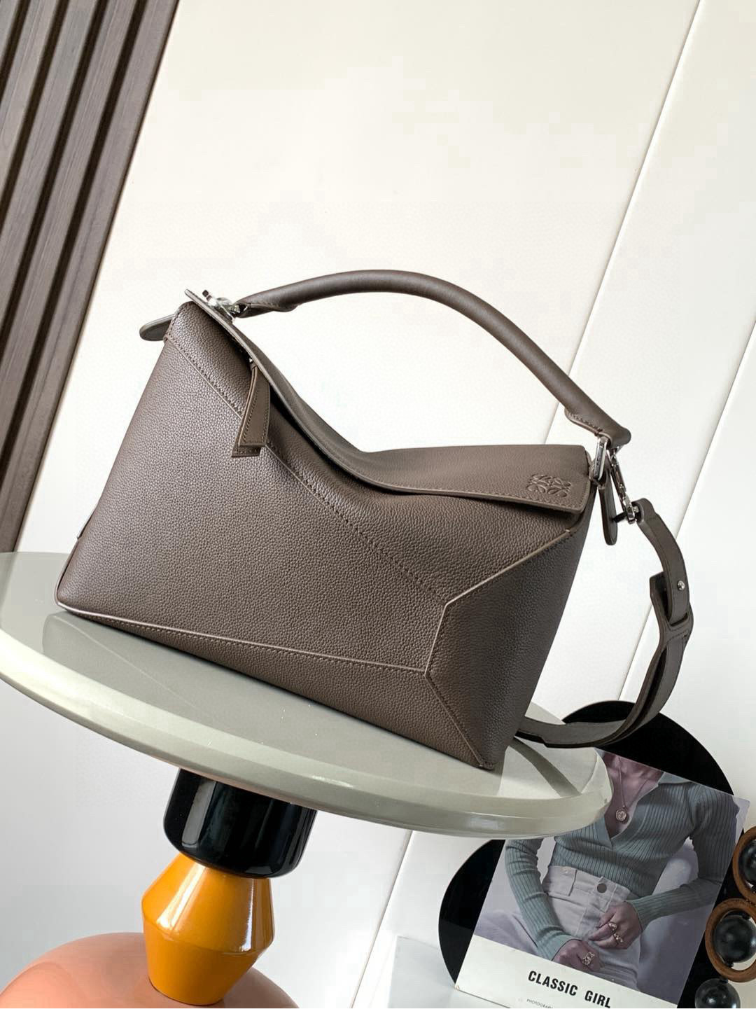 NO:394971,The new version of the geometric bag 29CMPuzzle handbag~Original imported cowhide leather Luojia hot-style geometric bag Puzzle handbag is the first handbag launched by creative director Jonathan Ande for L0EWE. The rectangular shape and precise cutting technology have created Puzzle's unique geometric lines. The simple and atmospheric geometric design is fashionable and cool, and it can be sweet or salty. The original calf leather has no deformation. The feel is comfortable and the upper body is immediately up~ The three-dimensional bag also contains extraordinary capacity and is a popular item that can never be stored enough!  Size 29CM~19CM~12CM Model number 9312 Color snow brown color lily, Luo Yiwei, loewe, loewe, cowhide19860909新版本几何包29CMPuzzle手袋～原厂进口牛皮 罗家爆款几何包Puzzle 手袋是创意总监乔纳森·安德森Jonathan Ande为 L0EWE 推出的首款手提包长方体形状和精确的切割技术创造了Puzzle 独特的几何线条简约大气的几何设计时髦中带着股酷劲,可甜可盐原厂小牛皮 包型都不变型手感舒适得没话说上身气质立马up～立体包型还蕴藏着非凡的容量是永远都囤不够的热门单品！ 尺寸29CM～19CM～12CM 款号9312 颜色雪咖色荔,罗意威,loewe,loewe,cowhide,Bag