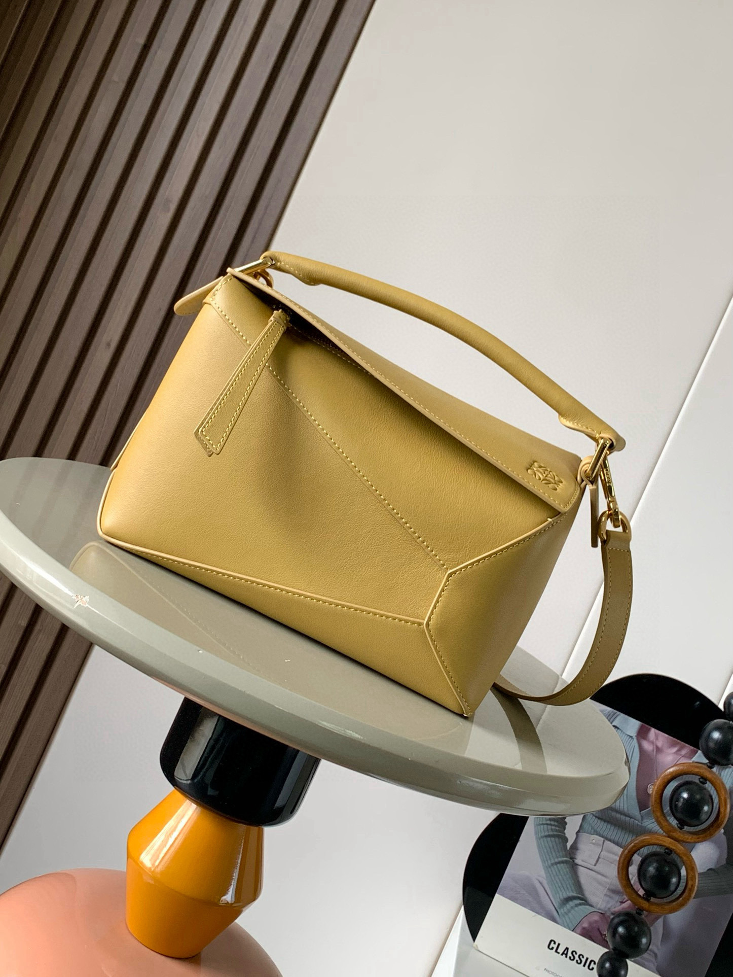 NO:394966,New version of geometric bag small 24CMPuzzle handbag!  Original imported Napa Calfs Roh's popular geometric bag Puzzle handbag is the first handbag launched by creative director Jonathan Anderson for L0EWE. The first handbag for the rectangular shape and precise cutting technology created Puzzle's unique geometric lines. This small version is made of soft Napa Calf leather. Small Puzzle can accommodate, for example, a large wallet, all sizes of mobile phones and sunglasses with oblique, shoulders, hand holds or top handles. Removable size 24CM~16CM~10CM Model number 9311 Color Desert Yellow, Loewe, loewe, wallets, cowhide19860909新版本几何包小号24CMPuzzle手袋！原厂进口纳帕小牛皮罗家爆款几何包Puzzle 手袋是创意总监乔纳森·安德森为 L0EWE 推出的首款手提包长方体形状和精确的切割技术创造了 Puzzle 独特的几何线条这个小尺寸版本采用柔软纳帕小牛皮革制成＊小号Puzzle 可以容纳例如一只大号钱包所有尺寸的手机和太阳镜斜、肩背、手拿或顶部提手携带＊可拆卸 尺寸24CM～16CM～10CM 款号9311 颜色沙漠黄,罗意威,loewe,loewe,wallets,cowhide,Bag