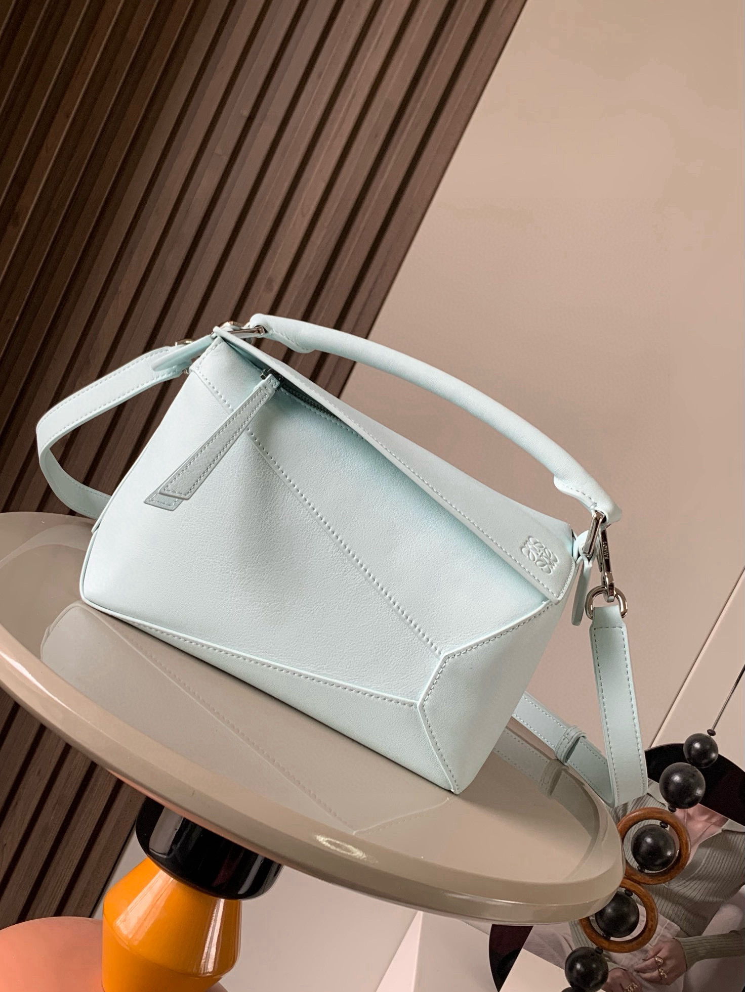 NO:394980,New version of geometric bag small 24CMPuzzle handbag!  Original imported Napa Calfs Roh's popular geometric bag Puzzle handbag is the first handbag launched by creative director Jonathan Anderson for L0EWE. The unique geometric lines of Puzzle are made of soft Napa Calf leather. This small version is made of soft Napa Calf leather. Small Puzzle can accommodate for example a large wallet, mobile phones of all sizes and sunglasses [Sun] [Sun] oblique, shoulder, hand hold or top carry hand carry * removable Size 24CM~16CM~10CM Model No. 9311 Color Glacier Blue, Loewe, loewe, wallets, cowhide19860909新版本几何包小号24CMPuzzle手袋！原厂进口纳帕小牛皮罗家爆款几何包Puzzle 手袋是创意总监乔纳森·安德森为 L0EWE 推出的首款手提包长方体形状和精确的切割技术创造了 Puzzle 独特的几何线条这个小尺寸版本采用柔软纳帕小牛皮革制成＊小号 Puzzle 可以容纳例如一只大号钱包、所有尺寸的手机和太阳镜[太阳][太阳]斜、肩背、手拿或顶部提手携带＊可拆卸 尺寸24CM～16CM～10CM 款号9311 颜色冰川蓝,罗意威,loewe,loewe,wallets,cowhide,Bag