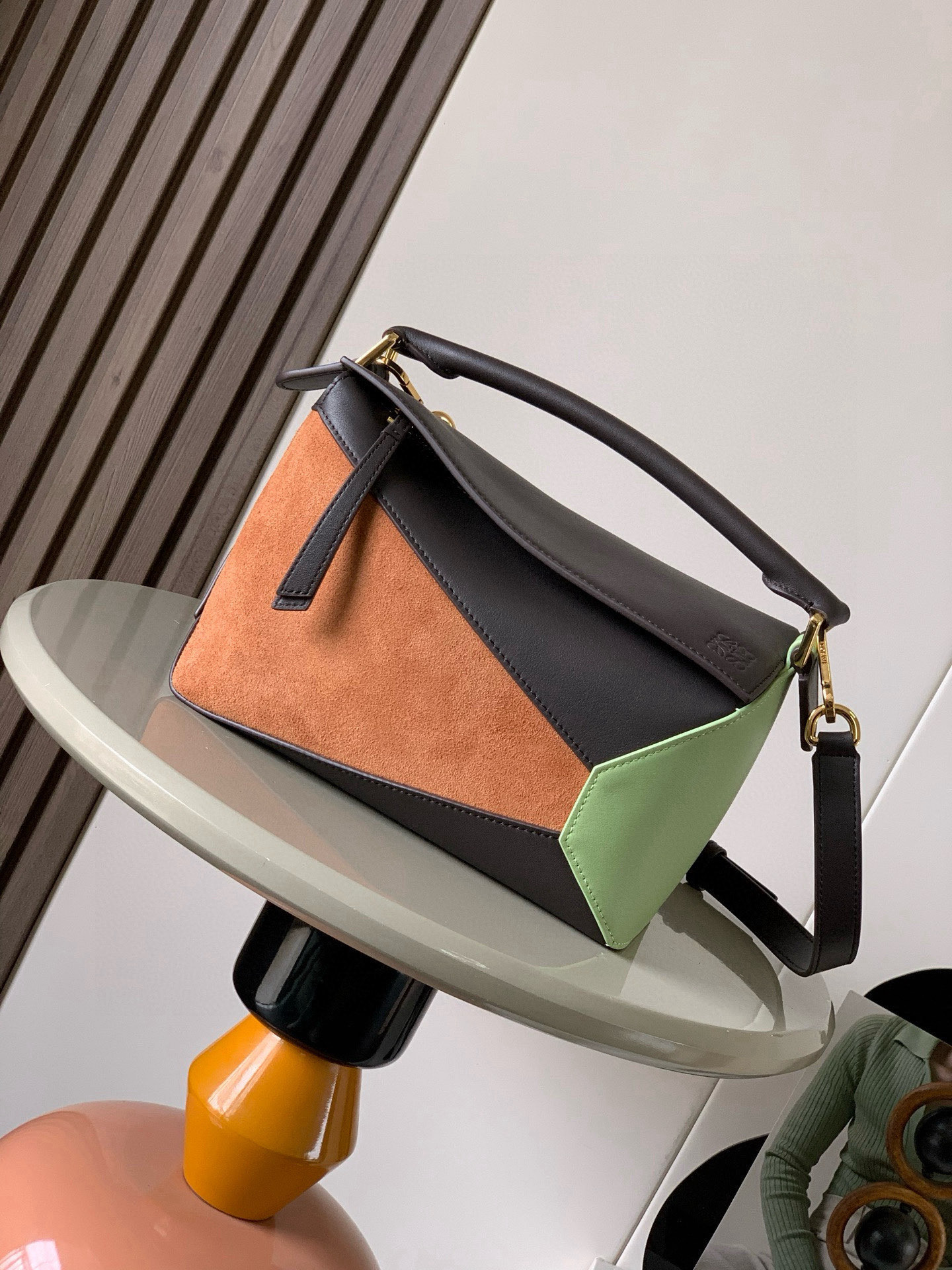 NO:394984,New version of geometric bag small 24CMPuzzle handbag!  Original imported Napa Calfs Roh's popular geometric bag Puzzle handbag is the first handbag launched by creative director Jonathan Anderson for L0EWE. The unique geometric lines of Puzzle are made of soft Napa Calf leather. This small-size version is made of soft Napa Calf leather. Small Puzzle can accommodate for example a large wallet with mobile phones and sunglasses of all sizes, shoulders, hand holds or top handles. Removable color black and brown light pear green. Model number 9311. Size 24CM~16CM~10CM. Loewe, loewe, loewe, wallets, cowhide19860909新版本几何包小号24CMPuzzle手袋！原厂进口纳帕小牛皮罗家爆款几何包Puzzle 手袋是创意总监乔纳森·安德森为 L0EWE 推出的首款手提包长方体形状和精确的切割技术创造了 Puzzle 独特的几何线条这个小尺寸版本采用柔软纳帕小牛皮革制成＊小号Puzzle 可以容纳例如一只大号钱包所有尺寸的手机和太阳镜斜、肩背、手拿或顶部提手携带＊可拆卸 颜色黑茶色浅梨绿 款号9311 尺寸24CM～16CM～10CM,罗意威,loewe,loewe,wallets,cowhide,Bag