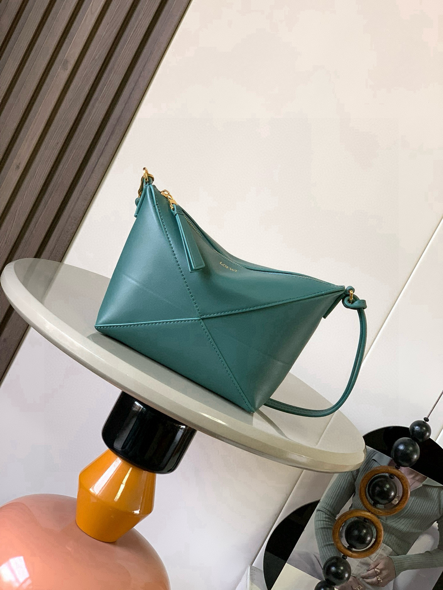 NO:395334,New product Puzzle Fold handbag reinterprets practical and versatile clutch draws inspiration from the geometric lines of the brand's classic handbags and reinterprets them with graphic architectural aesthetics. This handbag is made of glossy Napa leather and is cross-body on the shoulder or placed in other handbags * Removable and adjustable shoulder straps * Zipper opening and closing * Suede lining * LOEWE gold stamping Size 23cm~6.5cm~15.5cm Model No. 9073 Colors Aden Green, Loewe, loewe, handbag19860909新品 Puzzle Fold手袋重新演绎实用百搭手拿包从品牌经典手袋的几何线条汲取灵感以富含图形建筑美感的镶片重新诠释.此款手袋采用亮面纳帕牛皮革制成可肩背斜挎或放在其他手袋内＊可拆卸可调节肩带＊拉链开合＊绒面革衬里* LOEWE 烫金 尺寸23cm～6.5cm～15.5cm 款号9073 颜色亚丁绿,罗意威,loewe,loewe,handbag,Bag