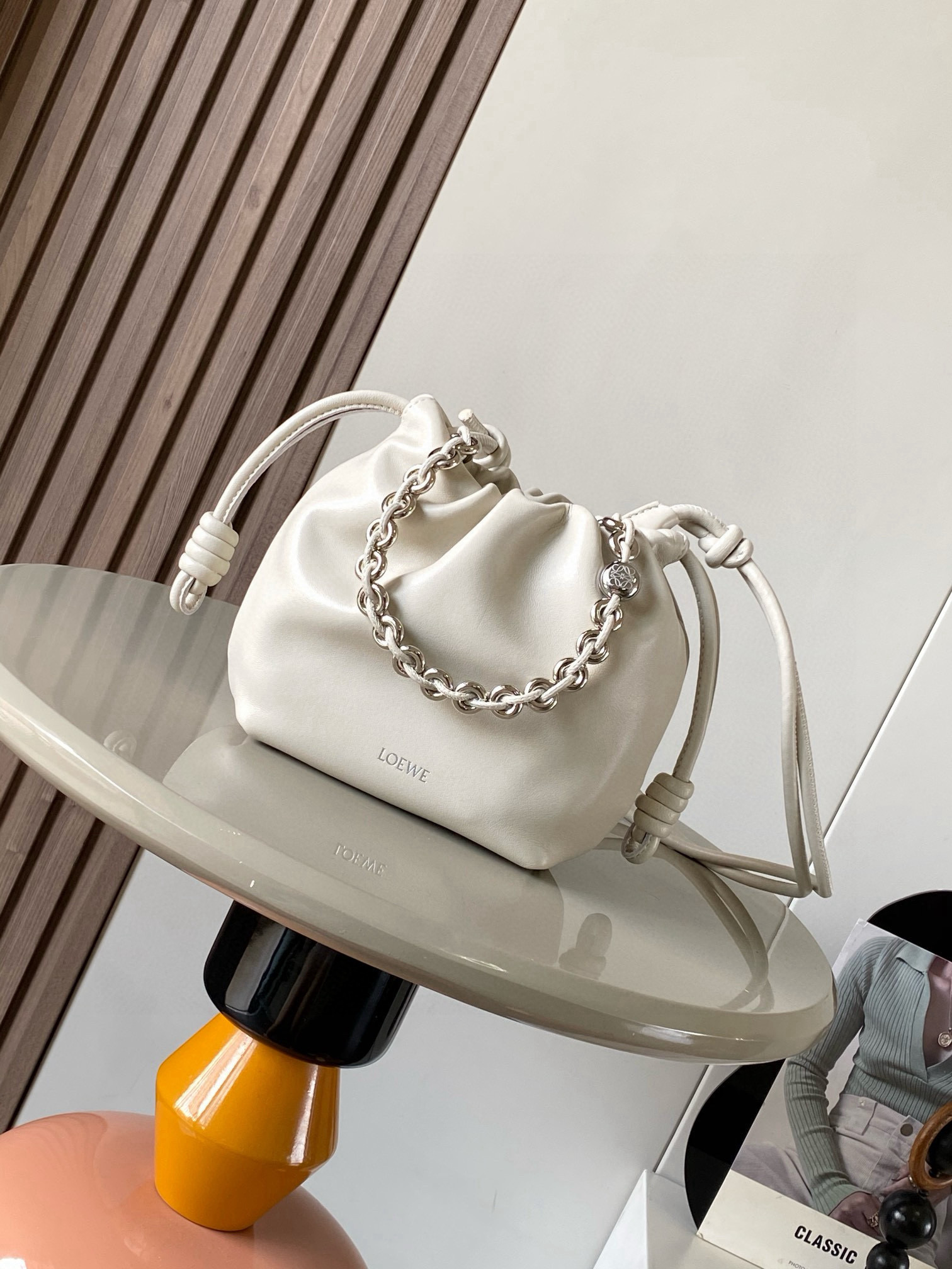 NO:395341,【Same Model for Celebrity】Mini Napa Sheep Leather Flamenco Purse New Clutch Flamenco Purse Handbags are wrinkled design on the sides with iconic knots and other key details. The style is fashionable and versatile and can be carried as a clutch, or can be paired with a donut chain shoulder or a leather shoulder strap crossbody. This version is made of soft Napa Sheep Leather. * Can be shoulder, crossbody or hand-held * Removable adjustable leather shoulder strap * Removable donut chain with Anagram engraved pebble * Low-key magnetic buckle closure * Suede lining * L0EWE gold stamping or silver stamping model number 9058 Size 23cm ~ 17cm ~ 5.5cm Color sea salt white, Loewe, handbag, sheepskin19860909【明星同款】迷你纳帕羊皮革 Flamenco Purse 新款手拿包Flamenco Purse 手袋采用褶皱设计侧面搭配标志性绳结等关键细节.款式时尚百搭可作为手拿包携带,亦可搭配甜甜圈链条肩背或搭配皮革肩带斜挎.此版本采用柔软纳帕羊皮革制成.＊可肩背、斜挎或手提＊可拆卸可调节皮革肩带＊可拆卸甜甜圈链条饰有 Anagram 镌刻卵石纹＊低调的磁扣开合＊绒面革衬里＊ L0EWE 烫金或烫银 款号9058 尺寸23cm～17cm～5.5cm 颜色海盐白,罗意威,loewe,handbag,sheepskin,Bag