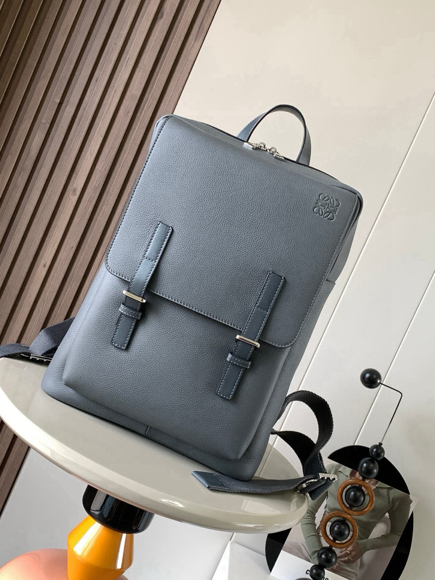 NO:395351,Soft Grained Cowhide Military Backpack Military Backpack is a spacious and versatile backpack with a main compartment and an extra compartment under a folding flap and can be adjusted by a metal slider by magnetic buckle and additional pin buckle. This version is made of soft Grained Cowhide leather for men!  The square one is so suitable for boys~ The grained calfskin is super soft when used, not only that, it also has a super large capacity, suitable for commuting and traveling, and it coexists with fashion and practicality!  .Board, shoulder or top handle carrying . Large inner bag can accommodate laptop .Herge-shaped cotton canvas lining ·Anagram embossed Size 29~32~12CM Model number 9024 Color coal ash, Loewe, backpacks, cowhide19860909柔软粒面牛皮革军用背包双肩包Military Backpack 是一种宽敞且用途广泛的背包带有一个主隔层和一个折叠翻盖下的额外隔层并通过磁扣和额外的针扣关闭肩带可通过金属滑块调节.此版本采用柔软粒面牛皮革制成男士高颜值双肩包了！方方正正的太适合男生啦～粒面小牛皮上手超柔柔不仅如此它还有超大容量,适用于通勤和差旅,时尚与实用并存！ .双肩背、肩背或顶部提手携带 .大号内袋可容纳笔记本电脑 .人字纹棉质帆布衬里 · Anagram 压纹 尺寸29～32～12CM 款号9024 颜色煤灰荔,罗意威,loewe,backpacks,cowhide,Bag