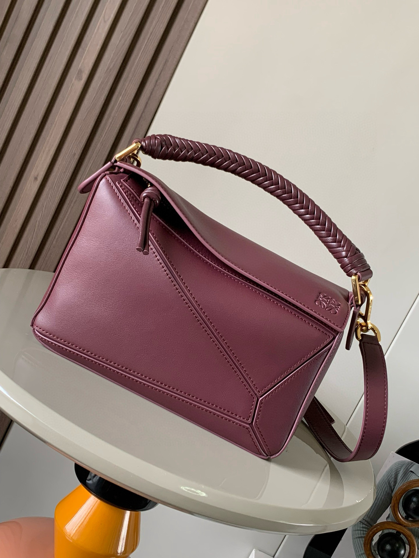 NO:395343,The new small soft cowhide leather Puzzle handbag is creative director Jonathan.  Jonathan Anderson's first tote bag rectangular shape and precise cutting technology creates Puzzle's unique geometric lines. This small version is made of soft cowhide leather with unique braided handles. * This small Puzzle handbag can hold, for example, a large wallet, all sizes of mobile phones and sunglasses, shoulder-to-back, crossbody, carry or hold removable adjustable shoulder straps * Zipper opening and closing cowhide zipper head exterior zipper back pocket and an internal insert bag * Customized with shoulder straps and personalized hangings * Suede lining * Anagram embossed Size 24cm ~ 10.5cm ~ 16.5cm Model No. 9064 Color red, Loewe, wallets, cowhide19860909新款小号柔软牛皮革Puzzle 手袋是创意总监乔纳森．安德森( Jonathan Anderson）推出的首款手提包长方体形状和精确的切割技术创造了 Puzzle 独特的几何线条此小号版本采用柔软牛皮革制成搭配独特的编织手提.＊这款小号 Puzzle 手袋可容纳例如一只大号钱包所有尺寸的手机和太阳镜可肩背、斜挎、手提或手拿可拆卸可调节肩带＊拉链开合牛皮革拉链头外部拉链后袋和一个内部插袋＊可以使用肩带和个性化挂饰进行定制＊绒面革衬里＊ Anagram 压纹 尺寸24cm～10.5cm～16.5cm 款号9064 颜色勃良地红,罗意威,loewe,wallets,cowhide,Bag