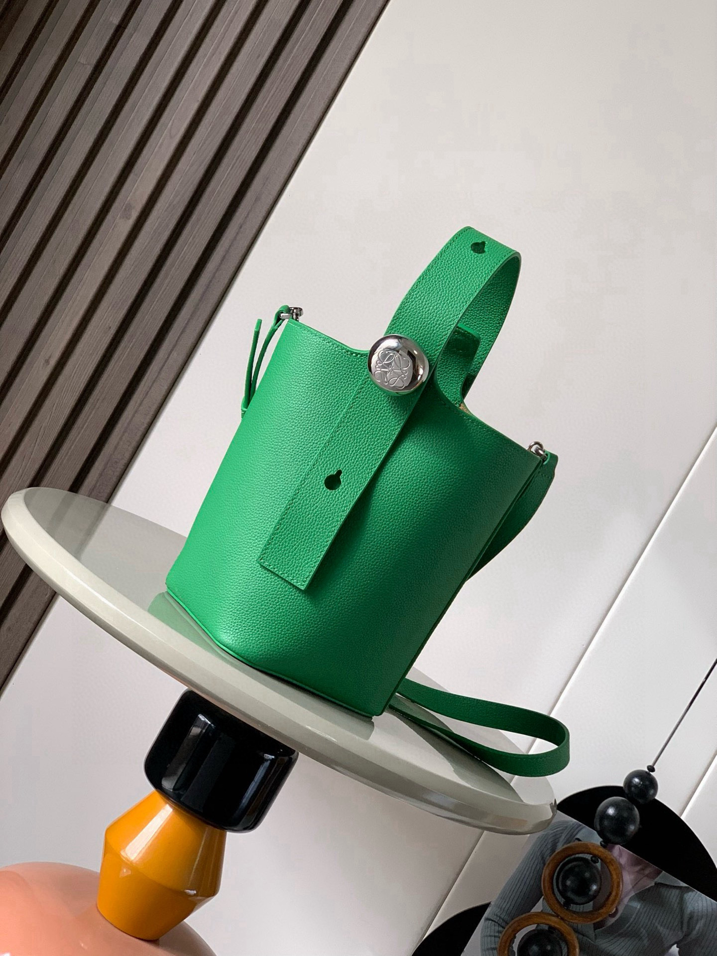 NO:395370,Mini Soft Grain Cowhide Leather Pebble Bucket Handbag Pebble cleverly combines pure simple lines with eye-catching design style to create a unique and innovative handbag design. The iconic Anagram engraving hardware combines decorative and practical functions. It can adjust the length of the shoulder strap and is suitable for a variety of carrying methods. The unique twisted structure complements the delicate details. This mini version is made of soft grain cowhide. It can be cross-body, shoulder or hand-held * Adjustable removable shoulder strap * Magnetic buckle closure * Inner bag * Synthetic leather lining * Anagram engraving pebble Model number 9047 Color tropical green Size 20CM~16CM~16CM, Loewe, cowhide19860909迷你柔软粒面牛皮革 Pebble Bucket 水桶手袋Pebble将纯粹的简约线条与瞩目设计风格巧妙融合造就别具一格的创新的手袋设计标志性的 Anagram 雕刻五金件兼具装饰和实用功能,可调节肩带长度并适合多种携带方式,独特的扭曲结构与微妙的细节相得益彰此迷你版本采用柔软粒面牛皮革制成.可斜挎、肩背或手提＊可调节可拆卸肩带＊磁扣开合＊内袋＊合成革衬里* Anagram 雕刻卵石 款号9047 颜色热带绿 尺寸20CM～16CM～16CM,罗意威,loewe,cowhide,Bag