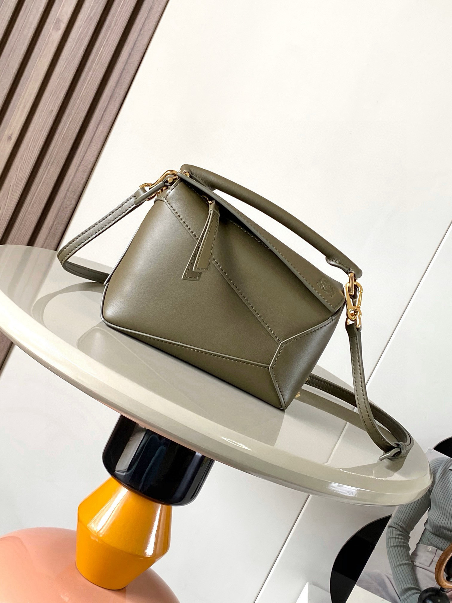 NO:395388,The hot new version of the geometric bag mini 18CM original imported Napa calfskin Puzzle handbag is the creative director Jonathan.  Anderson has created the Puzzle unique geometric lines for the first handbag rectangular shape and precise cutting technology for L0EWE. This mini version is made of classic cowhide leather. The mini Puzzle can accommodate, for example, a small vertical wallet, most sized mobile phones (up to 6.1 inches) and sunglasses case crossbody, shoulder, hand hold or top carry. The weight of the removable shoulder strap bag is almost ignored. It is practical to stir-fry chicken, and it is used to install a mobile phone with a small wallet lipstick powder when you go out. It has no cumbersome feeling, and life is easy and pleasant from now on (the xs, plus you care most about is OK) Size 18~12.5~8CM Model number 9310 Color khaki green, Loewe, wallets, cowhide19860909爆款新版本几何包迷你18CM原厂进口纳帕小牛皮Puzzle手袋是创意总监乔纳森．安德森为 L0EWE 推出的首款手提包长方体形状和精确的切割技术创造了 Puzzle 独特的几何线条.这个迷你版本采用经典牛皮革制成迷你 Puzzle 可以容纳例如一只小号垂直钱包、大多数尺寸的手机（最大6.1英寸）和太阳镜盒斜挎、肩背、手拿或顶部提手携带.可拆卸肩带包包自身重量几乎忽略,炒鸡实用,出门装手机小钱包口红粉饼,毫无累赘感,轻松愉快人生从此开启(你们最关心的xs,plus都ok哈） 尺寸18～12.5～8CM 款号9310 颜色卡其绿,罗意威,loewe,wallets,cowhide,Bag