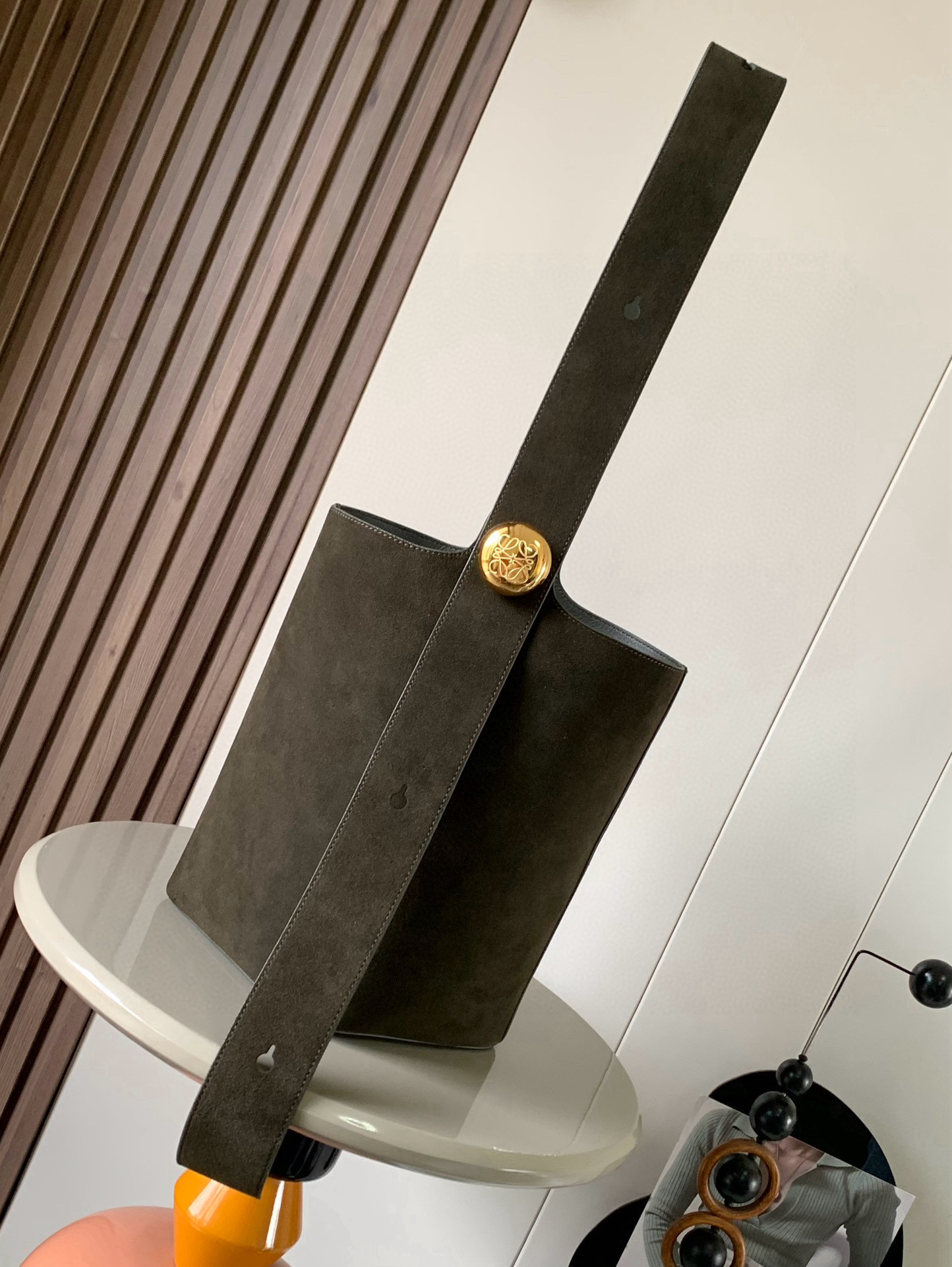 NO:405815,New large suede cowhide leather Pebble bucket bag, Pebble cleverly combines pure simple lines with eye-catching design style to create a unique and innovative handbag design. The iconic Anagram engraving hardware combines decoration and practical functions to adjust the length of the shoulder strap and is suitable for a variety of carrying methods. The unique twisted structure complements the delicate details. This large version is made of suede cowhide leather and is made of smooth nappa leather inside. * Can be shoulder-back or crossbody * Adjustable shoulder strap * Magnetic buckle closure * Interior cowhide pocket * Anagram engraving pebble size 28cm ~ 27cm ~ 33cm Model number 9045 Color olive green, Loewe, loewe, cowhide19860909新款大号绒面牛皮革 Pebble 水桶包,Pebble 将纯粹的简约线条与瞩目设计风格巧妙融合造就别具一格的创新的手袋设计标志性的 Anagram 雕刻五金件兼具装饰和实用功能可调节肩带长度并适合多种携带方式,独特的扭曲结构与微妙的细节相得益彰.此大号版本采用绒面牛皮革制成内部为光滑纳帕皮革.＊可肩背或斜挎＊可调节肩带＊磁扣开合＊内部牛皮革口袋＊ Anagram 雕刻卵石纹 尺寸28cm～27cm～33cm 款号9045 颜色橄榄绿,罗意威,loewe,cowhide,Bag