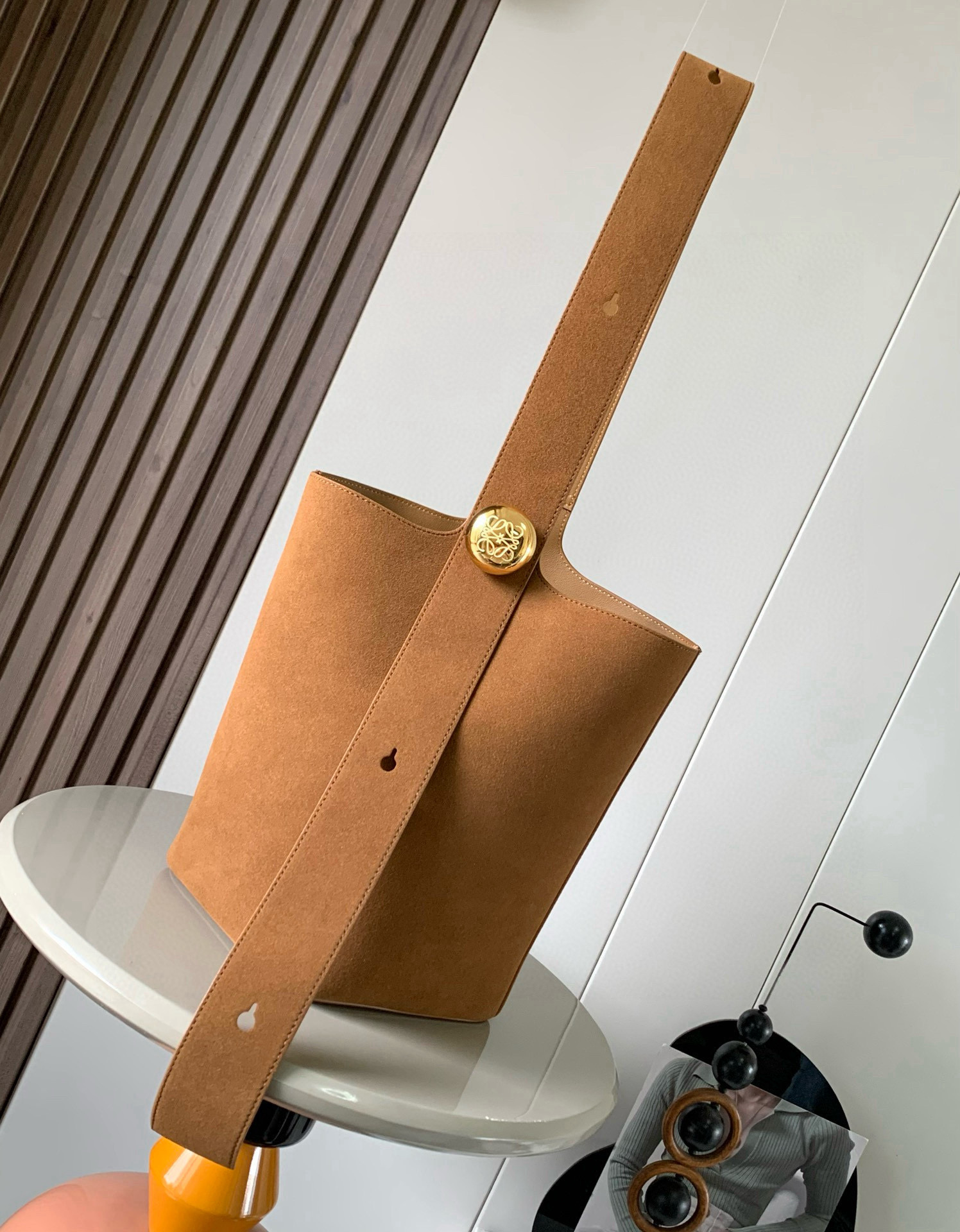 NO:405821,New large suede cowhide leather Pebble bucket bag, Pebble cleverly combines pure simple lines with eye-catching design style to create a unique and innovative handbag design. The iconic Anagram engraving hardware combines decoration and practical functions to adjust the length of the shoulder strap and is suitable for a variety of carrying methods. The unique twisted structure complements the delicate details. This large version is made of suede cowhide leather and is made of smooth nappa leather inside. * Can be shoulder-back or crossbody * Adjustable shoulder strap * Magnetic buckle closure * Interior cowhide pocket * Anagram engraving pebble size 28cm ~ 27cm ~ 33cm Model number 9045 Color Tobacco, Loewe, cowhide19860909新款大号绒面牛皮革 Pebble 水桶包,Pebble 将纯粹的简约线条与瞩目设计风格巧妙融合造就别具一格的创新的手袋设计标志性的 Anagram 雕刻五金件兼具装饰和实用功能可调节肩带长度并适合多种携带方式,独特的扭曲结构与微妙的细节相得益彰.此大号版本采用绒面牛皮革制成内部为光滑纳帕皮革.＊可肩背或斜挎＊可调节肩带＊磁扣开合＊内部牛皮革口袋＊ Anagram 雕刻卵石纹 尺寸28cm～27cm～33cm 款号9045 颜色烟草色,罗意威,loewe,cowhide,Bag