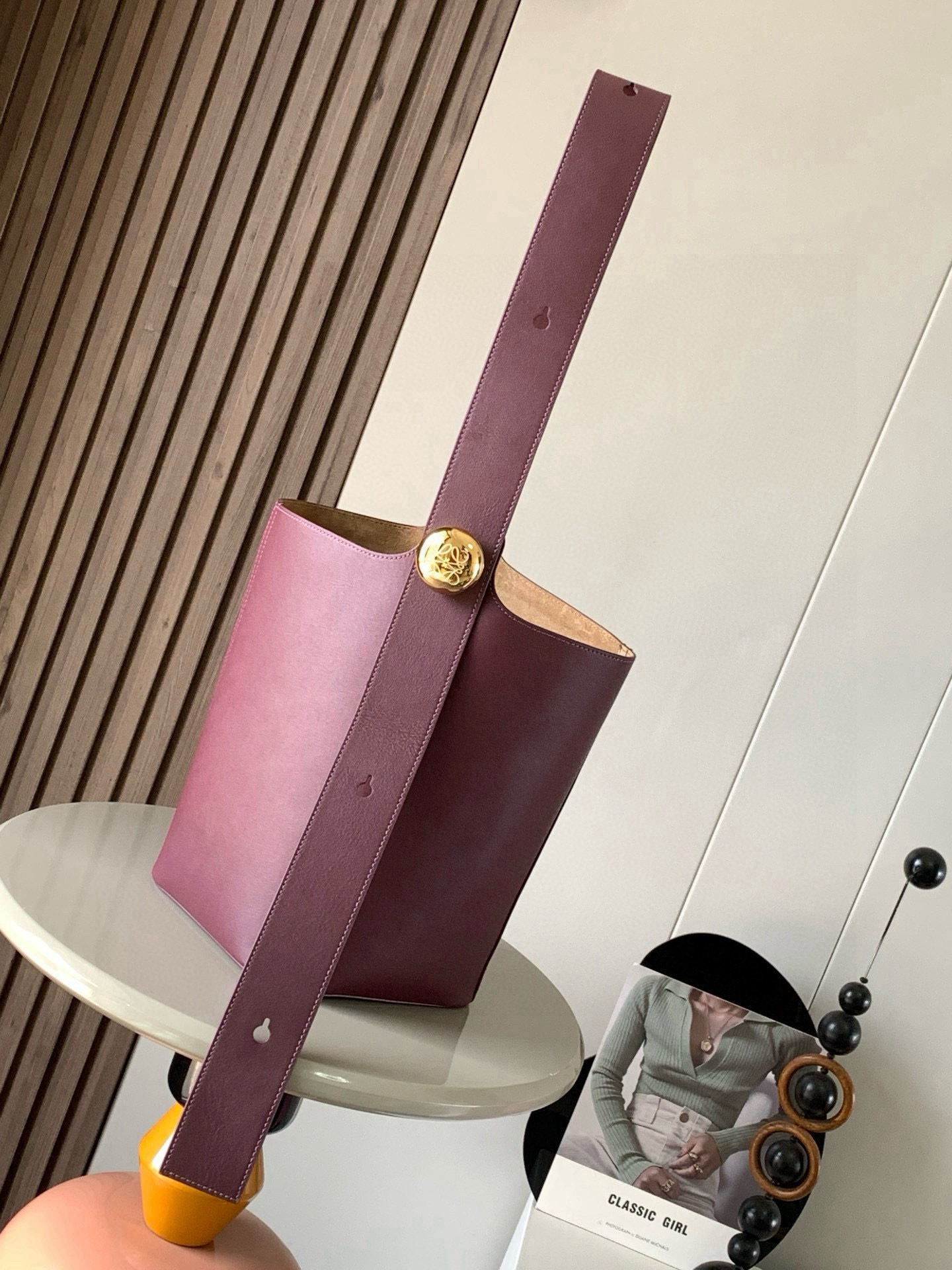 NO:405837,Medium soft cowhide leather Pebble Bucket Bag is another representative of L0EWE minimalism Bucket Bag is fashionable and simple and can be fitted with Anagram golden pebbles accessories. One feature of this bag is that the shoulder strap is very wide so it is more suitable for crossbody or like a male model on the show, holding the bag alone on the back shows freedom. Of course, wide shoulder strap is a double-door dressing welfare. One shoulder-back method is steady and neat. Pebble cleverly combines pure simple lines with eye-catching design style to create a unique and innovative handbag design. The iconic Anagram engraving hardware combines decorative and practical functions to adjust the length of the shoulder strap and is suitable for a variety of carrying methods. The unique twisted structure complements the delicate details. This medium version is made of soft cowhide leather. *Shoulder back or crossbody*Adjustable shoulder strap*Magnetic buckle closure*Inner bag 'synthetic leather lining  *Anagram carved pebbles Size 28CM~24CM~23CM Model number 9045 Color wine red, Loewe, cowhide19860909中号柔软牛皮革 Pebble Bucket 水桶包是L0EWE极简主义的又一代表水桶包时尚简约且能装Anagram金色鹅卵石配件是点睛之笔这个包的一个特点是肩带很宽所以它更适合斜挎或者像秀场男模特那样,把包单拎在后背尽显自在,当然,宽肩带是双开门的穿搭福利单肩背法稳重利落,Pebble 将纯粹的简约线条与瞩目设计风格巧妙融合造就别具一格的创新的手袋设计标志性的 Anagram 雕刻五金件兼具装饰和实用功能可调节肩带长度并适合多种携带方式独特的扭曲结构与微妙的细节相得益彰此中号版本采用柔软牛皮革制成.*可肩背或斜挎*可调节肩带*磁扣开合*内袋“合成革衬里 *Anagram 雕刻卵石 尺寸28CM~24CM~23CM 款号9045 颜色酒红色,罗意威,loewe,cowhide,Bag