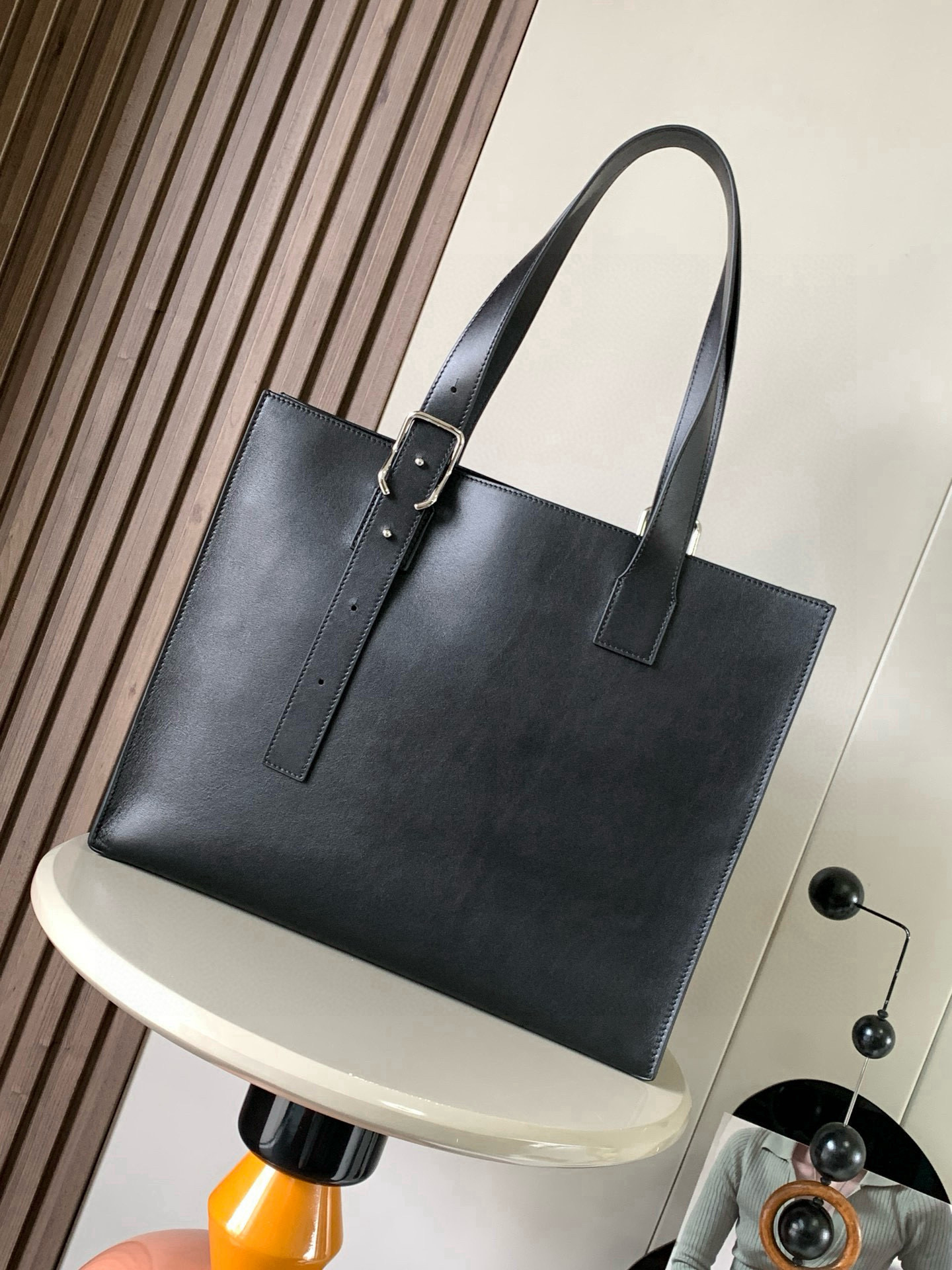 NO:405812,LOEWE Classic Cowhide Buckle Horizontal Tote Bag is a slim and lightweight handbag with a unique asymmetric top handle and buckle bag, so it is named. This version is made of classic cowhide leather. * Can be shoulder or portable * Adjustable handle leather crotch with magnetic buckle closure * Internal zipper pocket * Can accommodate 13-inch laptops * This briefcase has a very design feel, large capacity and flexible adjustment of the portable strap length Herringbone cotton canvas lining * Anagram embossed Size 38.7cm ~ 9.2cm ~ 32.9cm Model number 9053 Color black plain, Loewe, loewe, loewe, cowhide19860909LOEWE经典牛皮革Buckle Horizontal托特手袋是一款纤巧轻便的手提包,配有独特的不对称顶部提手和搭扣包袋因此而得名此版本采用经典牛皮革制成.＊可肩背或手提＊可调节提手皮革裆带磁扣开合＊内部拉链口袋＊可容纳13英寸笔记本电脑＊这款公文包很有设计感容量大同时又可以灵活调整手提带长度人字纹棉质帆布衬里＊ Anagram 压纹 尺寸38.7cm～9.2cm～32.9cm 款号9053 颜色黑色平纹,罗意威,loewe,loewe,cowhide,Bag