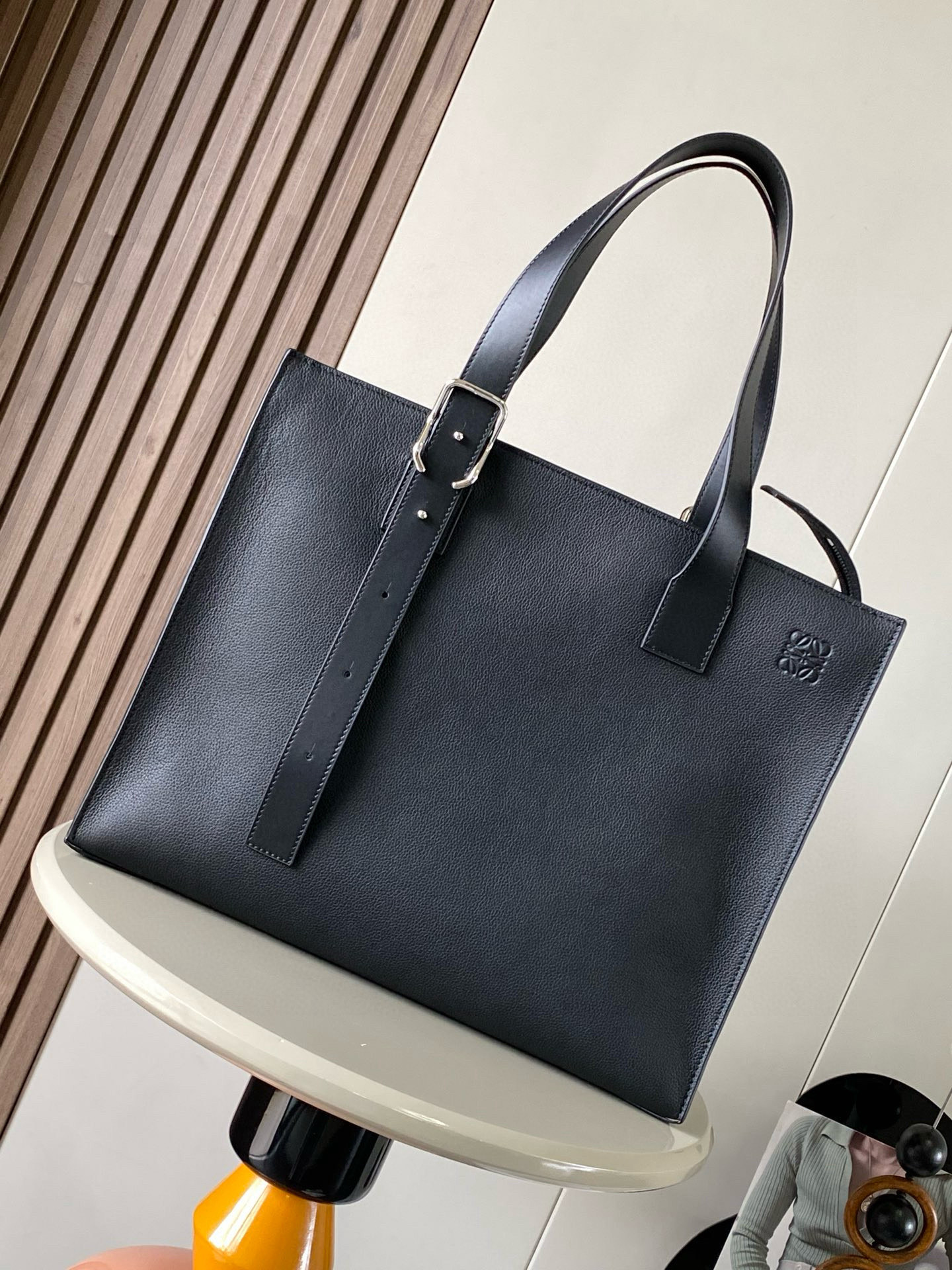 NO:405831,LOEWE Classic Cowhide Buckle Horizontal Tote Handbag is a slim and lightweight handbag with a unique asymmetric top handle and buckle bag, so it is named. This version is made of classic cowhide leather. * Can be shoulder or portable * Adjustable handle leather crotch with magnetic buckle closure * Internal zipper pocket * Can accommodate 13-inch laptops * This briefcase has a very design feel, and it can be adjusted flexibly with the length of the portable strap with herringbone cotton canvas lining * Anagram embossed size 38.7cm ~ 9.2cm ~ 32.9cm Model number 9071 Color black lily, Luo Yiwei, loewe, loewe, cowhide19860909LOEWE经典牛皮革Buckle Horizontal托特手袋是一款纤巧轻便的手提包,配有独特的不对称顶部提手和搭扣包袋因此而得名此版本采用经典牛皮革制成.＊可肩背或手提＊可调节提手皮革裆带磁扣开合＊内部拉链口袋＊可容纳13英寸笔记本电脑＊这款公文包很有设计感容量大同时又可以灵活调整手提带长度人字纹棉质帆布衬里＊ Anagram 压纹 尺寸38.7cm～9.2cm～32.9cm 款号9071 颜色黑荔,罗意威,loewe,loewe,cowhide,Bag