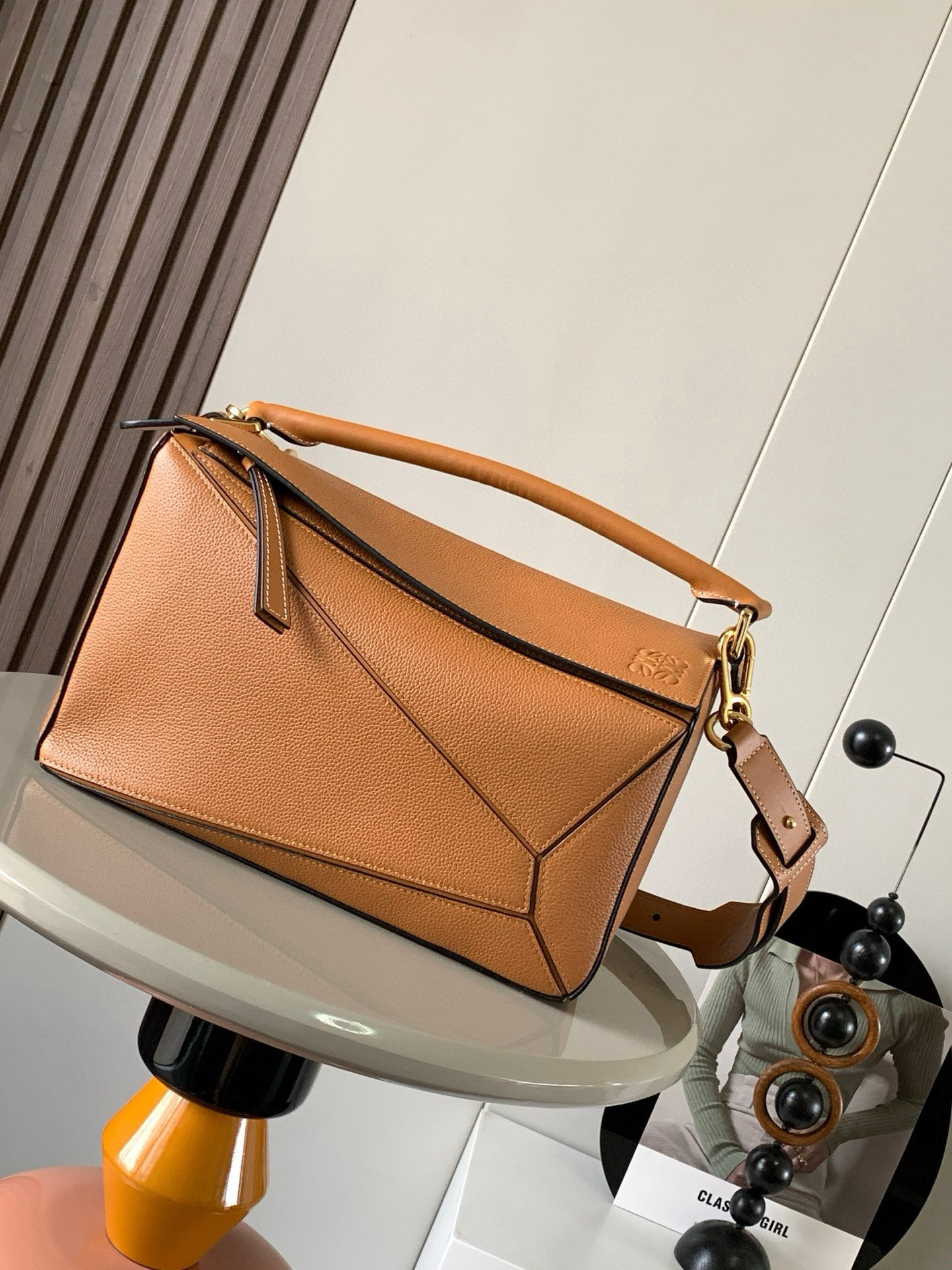 NO:405838,Geometric bag 29CMPuzzle handbag ~ Original imported lychee pattern cowhide leather Luojia hot-style geometric bag Puzzle handbag is the first handbag launched by creative director Jonathan Anderson for L0EWE [cake] [cake] rectangular shape and precise cutting technology have created Puzzle's unique geometric lines. The simple and atmospheric geometric design is fashionable and cool, and it can be sweet or salty. The original calf leather has no shape and feels comfortable to the touch. The upper body temperament is immediately up~ The three-dimensional bag also contains extraordinary capacity and is a popular item that can never be stored enough!  Size 29CM~19CM~12CM Model number 9017 Color caramel lyre, Luo Yiwei, loewe, loewe, cowhide19860909几何包29CMPuzzle手袋～原厂进口荔枝纹牛皮 罗家爆款几何包Puzzle 手袋是创意总监乔纳森·安德森[爆竹]（ Jonathan Anderson）为 L0EWE 推出的首款手提包[蛋糕][蛋糕]长方体形状和精确的切割技术创造了Puzzle 独特的几何线条简约大气的几何设计时髦中带着股酷劲,可甜可盐原厂小牛皮 包型都不变型手感舒适得没话说上身气质立马up～立体包型还蕴藏着非凡的容量是永远都囤不够的热门单品！ 尺寸29CM～19CM～12CM 款号9017 颜色焦糖荔,罗意威,loewe,loewe,cowhide,Bag