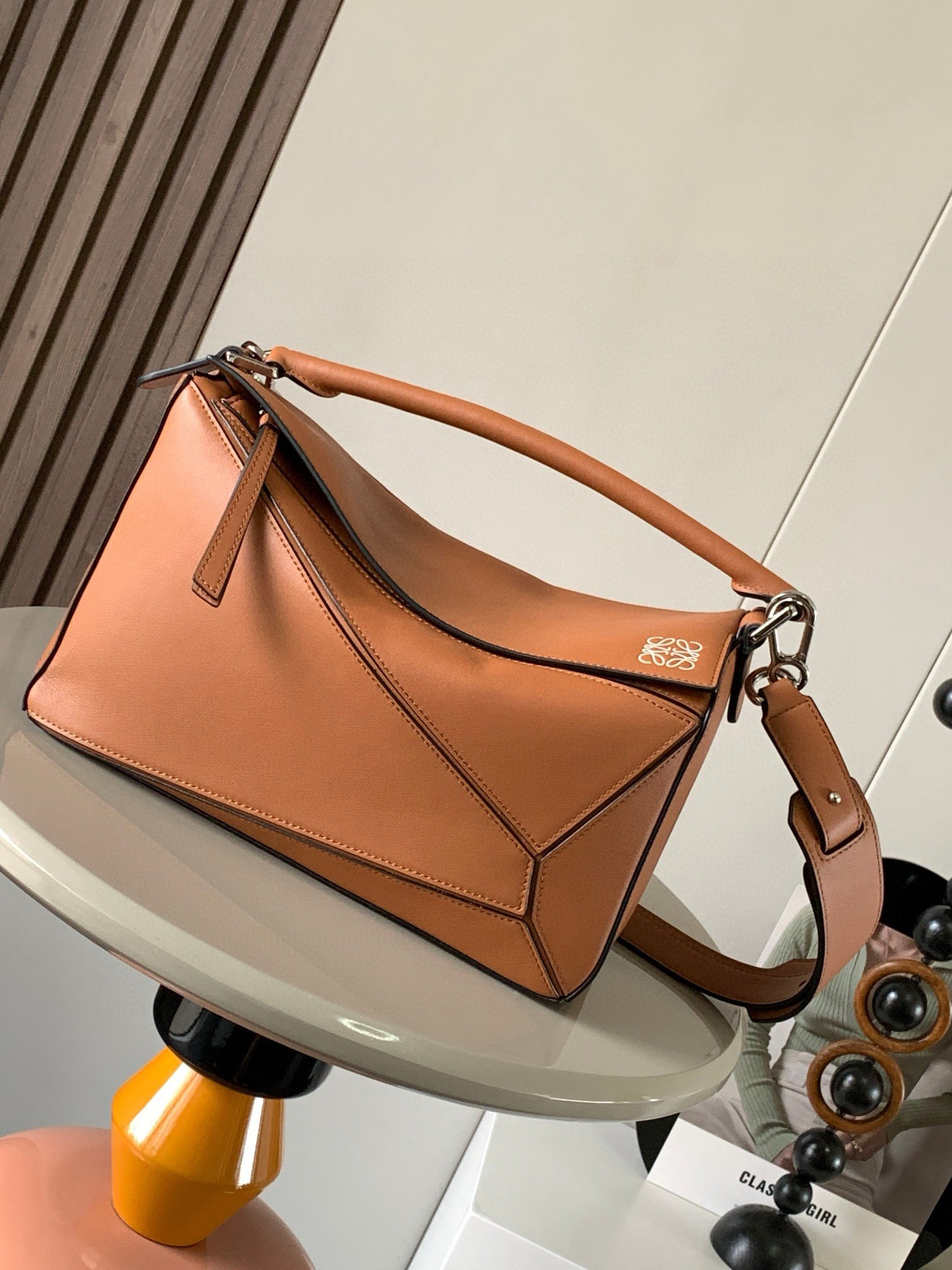 NO:405846,Geometric bag 29CMPuzzle handbag ~ Original imported calfskin plain tattoo Luojia's popular geometric bag Puzzle handbag is the first handbag launched by creative director Jonathan Anderson for L0EWE [cake] [cake] rectangular shape and precise cutting technology have created Puzzle's unique geometric lines. The simple and atmospheric geometric design is fashionable and cool, and it can be sweet or salty. The original calfskin has no shape and feels comfortable to the touch. The upper body temperament is immediately up~ The three-dimensional bag also contains extraordinary capacity and is a popular item that can never be stored enough!  Size 29CM~19CM~12CM Model number 9017~168 Color yellow hot stamping, Loewe, loewe, loewe, cowhide19860909几何包29CMPuzzle手袋～原厂进口小牛皮平纹 罗家爆款几何包Puzzle 手袋是创意总监乔纳森·安德森[爆竹]（ Jonathan Anderson）为 L0EWE 推出的首款手提包[蛋糕][蛋糕]长方体形状和精确的切割技术创造了Puzzle 独特的几何线条简约大气的几何设计时髦中带着股酷劲,可甜可盐原厂小牛皮 包型都不变型手感舒适得没话说上身气质立马up～立体包型还蕴藏着非凡的容量是永远都囤不够的热门单品！ 尺寸29CM～19CM～12CM 款号9017～168 颜色土黄烫印,罗意威,loewe,loewe,cowhide,Bag