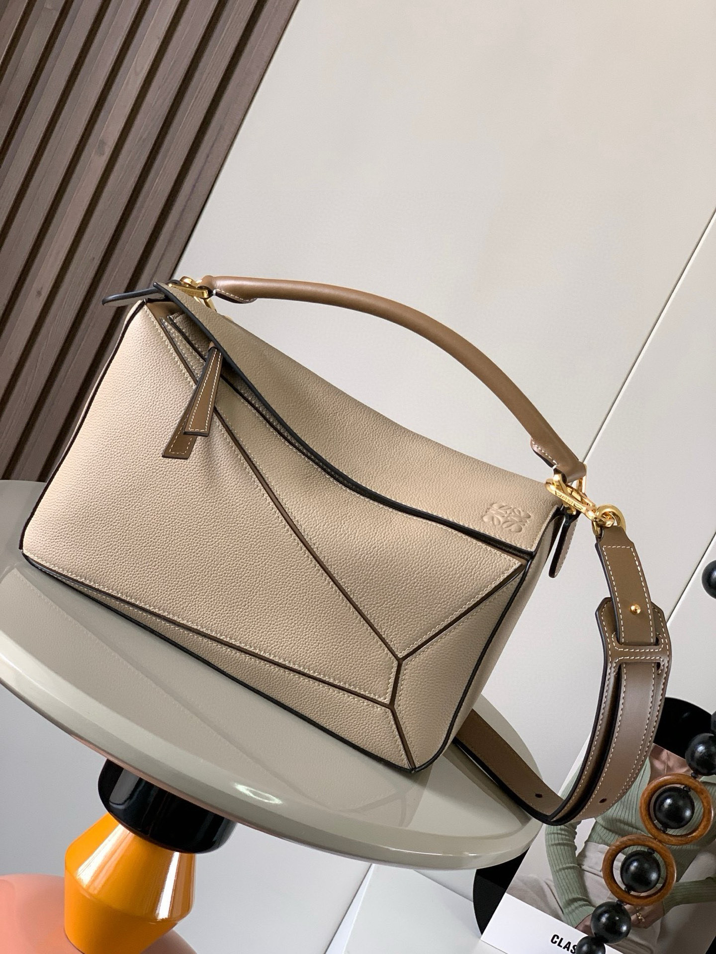 NO:405850,Geometric bag 29CMPuzzle handbag ~ Original imported lychee pattern cowhide leather Luojia hot-style geometric bag Puzzle handbag is the first handbag launched by creative director Jonathan Anderson for L0EWE [cake] [cake] rectangular shape and precise cutting technology have created Puzzle's unique geometric lines. The simple and atmospheric geometric design is fashionable and cool, and it can be sweet or salty. The original calf leather has no shape and feels comfortable to the touch. The upper body temperament is immediately up~ The three-dimensional bag also contains extraordinary capacity and is a popular item that can never be stored enough!  Size 29CM~19CM~12CM Model number 9017~168 Color khaki with leather, Loewe, loewe, loewe, cowhide19860909几何包29CMPuzzle手袋～原厂进口荔枝纹牛皮 罗家爆款几何包Puzzle 手袋是创意总监乔纳森·安德森[爆竹]（ Jonathan Anderson）为 L0EWE 推出的首款手提包[蛋糕][蛋糕]长方体形状和精确的切割技术创造了Puzzle 独特的几何线条简约大气的几何设计时髦中带着股酷劲,可甜可盐原厂小牛皮 包型都不变型手感舒适得没话说上身气质立马up～立体包型还蕴藏着非凡的容量是永远都囤不够的热门单品！ 尺寸29CM～19CM～12CM 款号9017～168 颜色卡其配皮,罗意威,loewe,loewe,cowhide,Bag