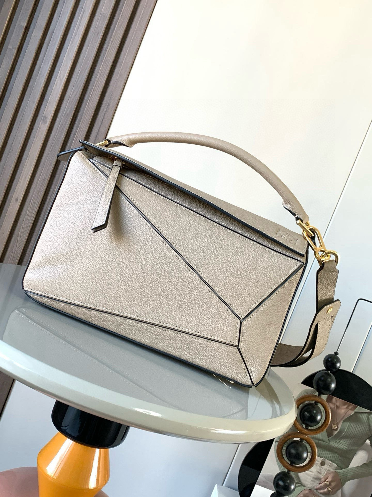 NO:405852,Geometric bag 29CMPuzzle handbag ~ Original imported lychee pattern cowhide leather Luojia hot-style geometric bag Puzzle handbag is the first handbag launched by creative director Jonathan Anderson for L0EWE [cake] [cake] rectangular shape and precise cutting technology have created Puzzle's unique geometric lines. The simple and atmospheric geometric design is fashionable and cool, and it can be sweet or salty. The original calf leather has no shape and feels comfortable to the touch. The upper body temperament is immediately up~ The three-dimensional bag also contains extraordinary capacity and is a popular item that can never be stored enough!  Size 29CM~19CM~12CM Model number 9017 Color full lysha color, Luo Yiwei, loewe, loewe, cowhide19860909几何包29CMPuzzle手袋～原厂进口荔枝纹牛皮 罗家爆款几何包Puzzle 手袋是创意总监乔纳森·安德森[爆竹]（ Jonathan Anderson）为 L0EWE 推出的首款手提包[蛋糕][蛋糕]长方体形状和精确的切割技术创造了Puzzle 独特的几何线条简约大气的几何设计时髦中带着股酷劲,可甜可盐原厂小牛皮 包型都不变型手感舒适得没话说上身气质立马up～立体包型还蕴藏着非凡的容量是永远都囤不够的热门单品！ 尺寸29CM～19CM～12CM 款号9017 颜色全荔沙色,罗意威,loewe,loewe,cowhide,Bag